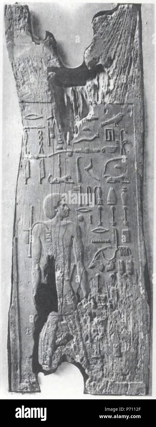 Inglese: il sollievo di Hesy-Ra dalla sua Mastaba. La foto è espandibile, con alcuni di alta qualità Res; mostra 2 quasi identico geroglifici, la en:porta la vite (s) hieroglyph, l'orizzontale S hieroglyph, e dio en:Min (Dio), il suo emblema. Deutsch: rilievo des Hesire aus circuizione Mastaba . 1913 10 Hesy-Ra CG1428 Foto Stock