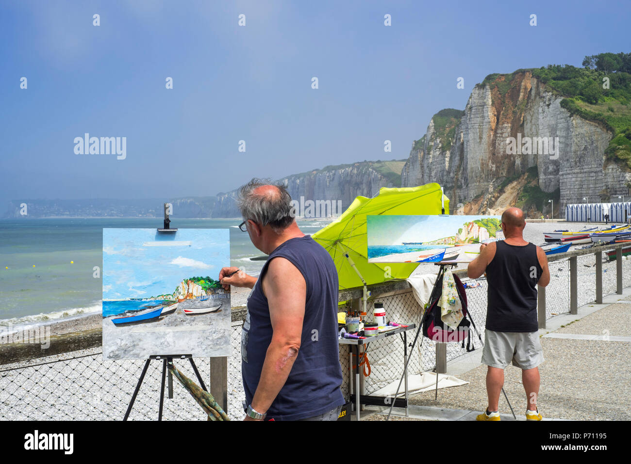 Pittori del paesaggio dipinto barche da pesca / caïques sulla spiaggia e scogliere sul mare in località balneare Yport, Normandia, Seine-Maritime, Côte d'Albâtre, Francia Foto Stock