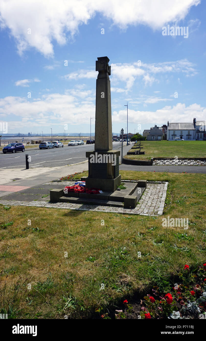 Stone Memoriale di guerra in forma di Victoria Cross Seaton Carew Village Hartlepool Regno Unito Inghilterra Foto Stock