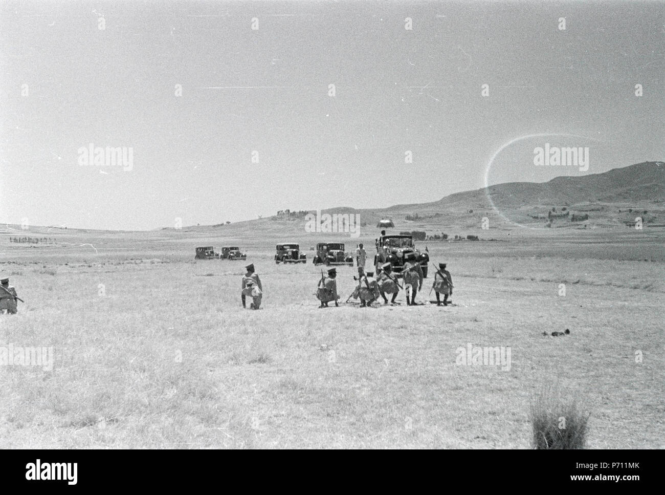 Im Hintergrund: Kaiser Haile Selassie I. im Auto, Ras 41 ETH-BIB-Abessinische Soldaten-Abessinienflug 1934-LBS MH02-22-1004 Foto Stock