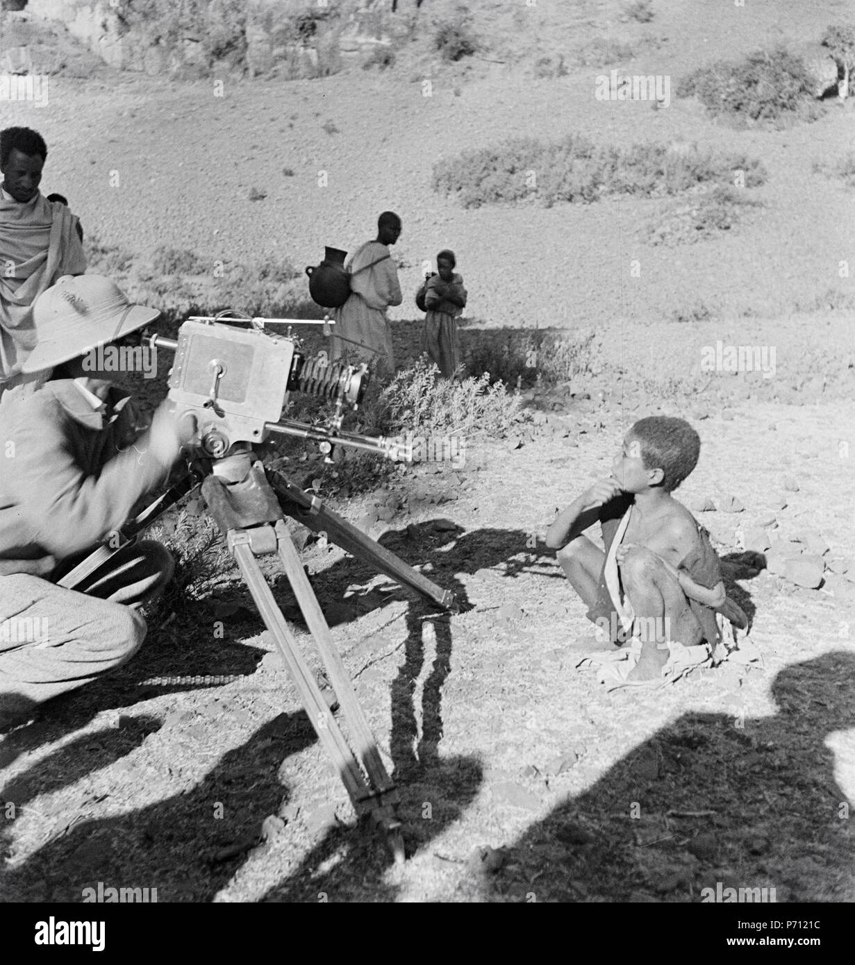 41 ETH-BIB-Abessinischer Knabe wird fotografiert-Abessinienflug 1934-LBS MH-031002-22 Foto Stock