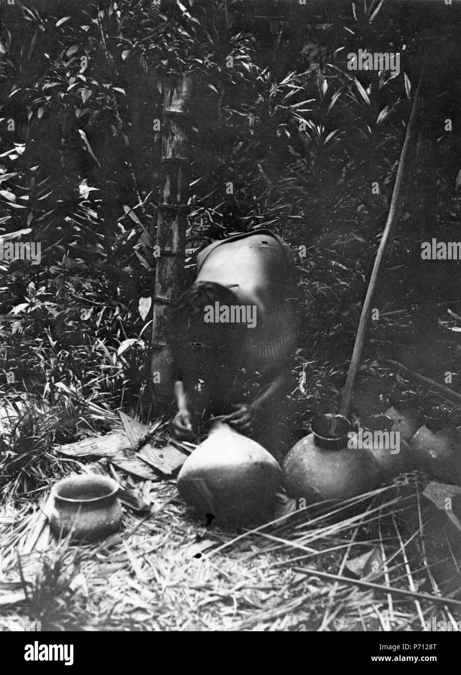 152 Kvinna hartsar lerkärl invändigt. Chocó. Colombia - SMVK - 004344 Foto Stock