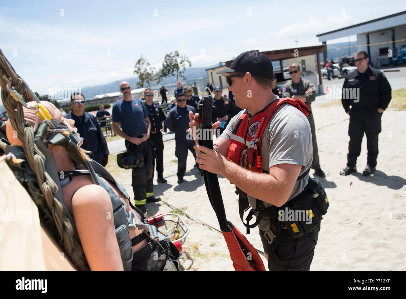 La guardia costiera della stazione aria San Francisco ospita una ricerca e salvataggio interagenzie giorno, 10 maggio 2017. L evento è stato progettato per far progredire le relazioni esistenti tra il Bay Area Agenzie di soccorso per migliorare il coordinamento di articolazione durante le operazioni di soccorso. Agenzie partecipanti visualizzati e dimostrato attrezzatura di salvataggio e di veicoli, presentato e discusso le tattiche e le best practice e impegnato in basate su uno scenario e sfide. Foto Stock
