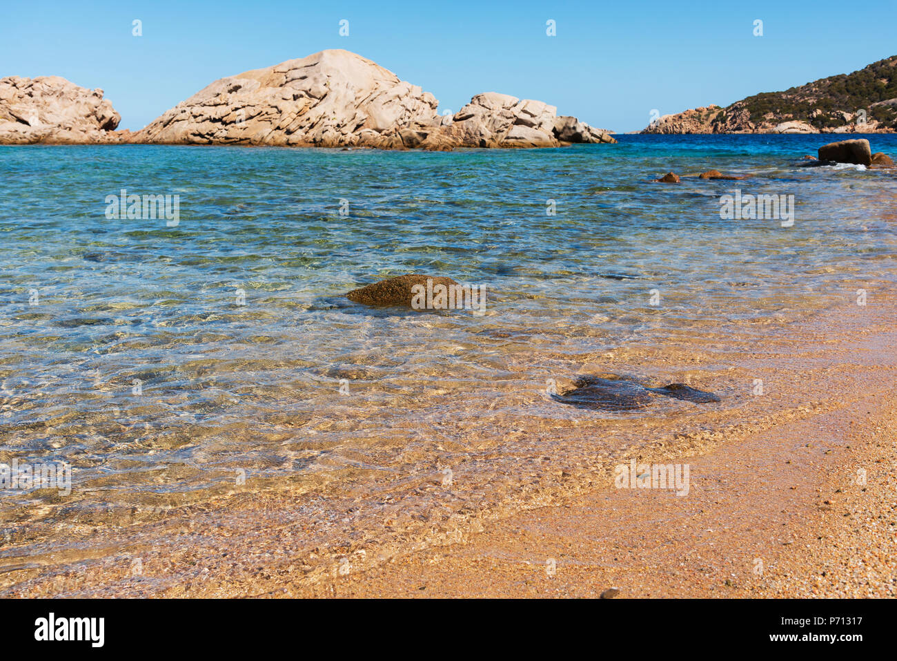 Una vista sulla Cala Ginepro beach, con le sue peculiari formazioni rocciose, nella famosa Costa Smeralda, Sardegna, Italia Foto Stock