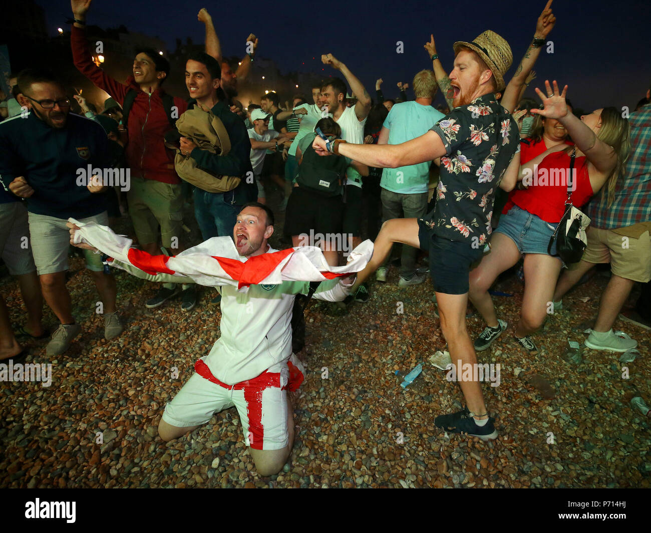 Tifosi inglesi celebrare la vittoria dopo aver guardato la Coppa del Mondo FIFA 2018, round del 16 Corrispondenza tra la Colombia e l'Inghilterra al Luna Beach Cinema, Brighton. Foto Stock