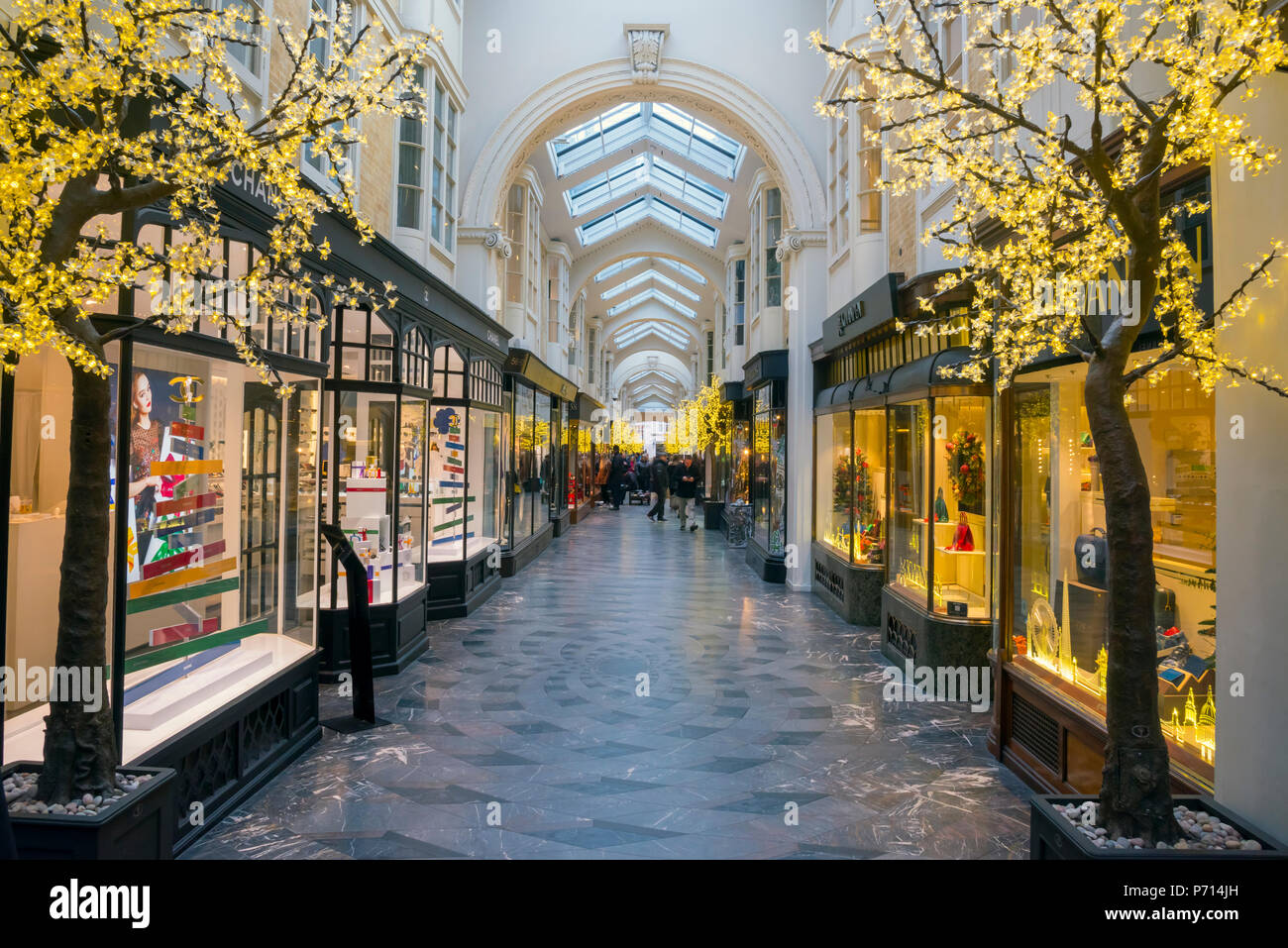 Burlington Arcade a Natale, Piccadilly, il West End di Londra, Inghilterra, Regno Unito, Europa Foto Stock