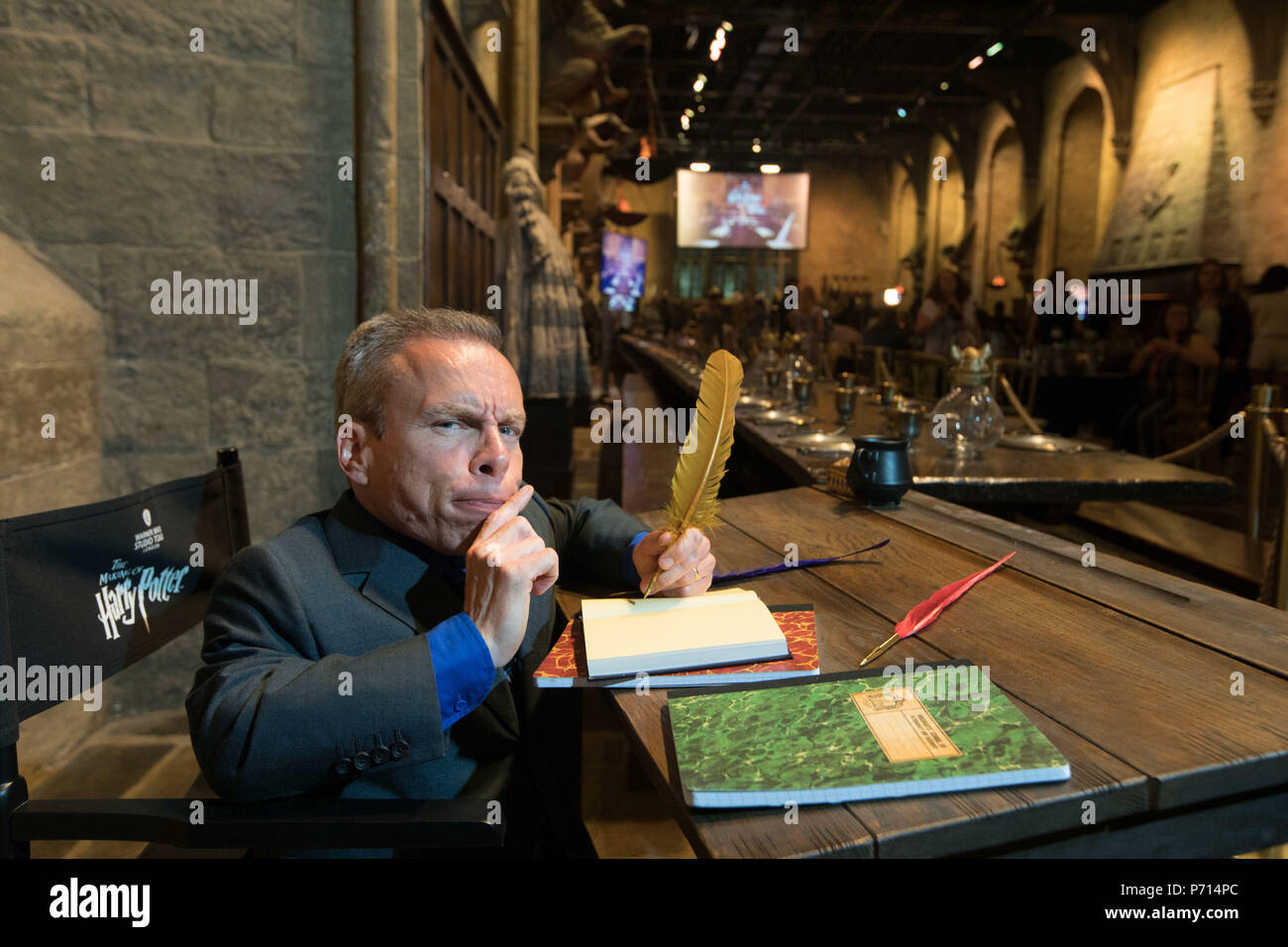 Solo uso editoriale ospite VIP Warwick Davis al lancio esclusivo del Harry Potter Quiz nella Grande Sala del Warner Bros Studio Tour London Ð la realizzazione di Harry Potter. Stampa foto di associazione. Picture Data: martedì 3 luglio 2018. Stampa foto di associazione. Picture Data: martedì 3 luglio 2018. Il Harry Potter Quiz nel grande salone si svolgerà a Warner Bros Studio Tour London Ð la realizzazione di Harry Potter su 5th, XII e xix luglio. Foto di credito dovrebbe leggere: David Parry/PA FILO Foto Stock