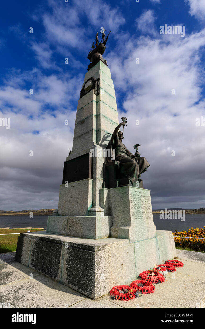 1914 Battaglia delle Falklands Memorial, mare, montagne distanti, Stanley waterfront, Port Stanley nelle isole Falkland, Sud America Foto Stock