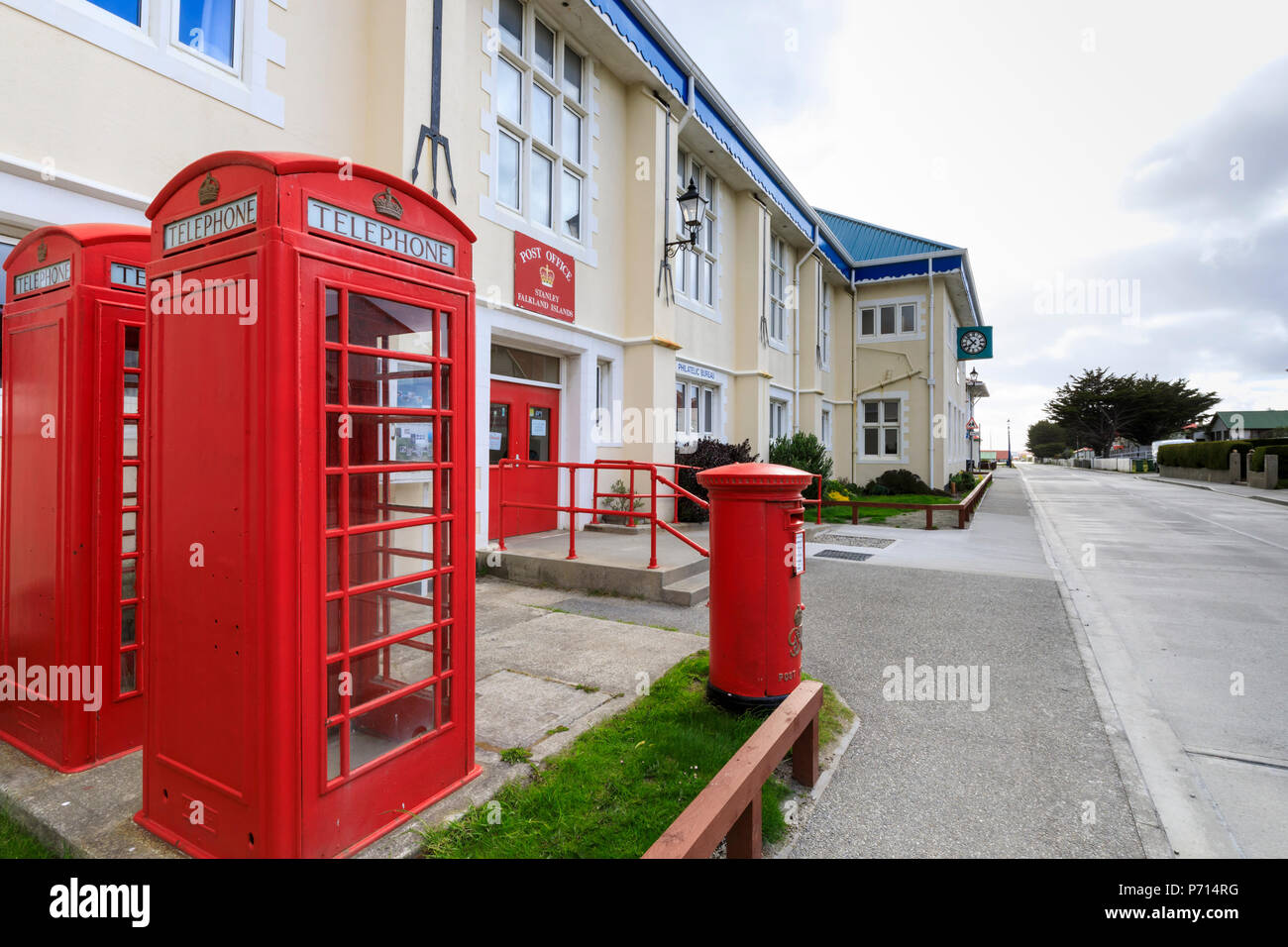 Ufficio Postale, Filatelico, cabine telefoniche rosse e casella postale, Central Stanley, Port Stanley nelle isole Falkland, Sud America Foto Stock