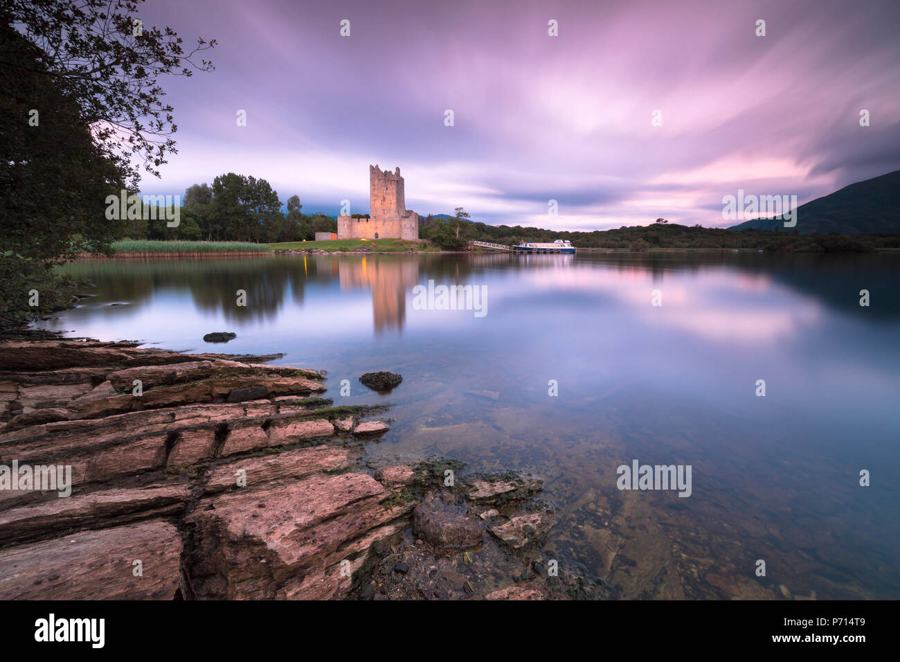 Panoramica del Castello di Ross, Parco Nazionale di Killarney, nella contea di Kerry, Munster, Repubblica di Irlanda, Europa Foto Stock