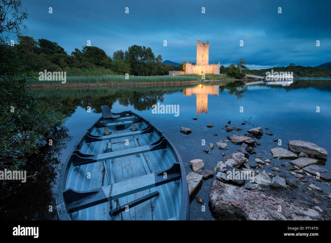 Panoramica del Castello di Ross, Parco Nazionale di Killarney, nella contea di Kerry, Munster, Repubblica di Irlanda, Europa Foto Stock