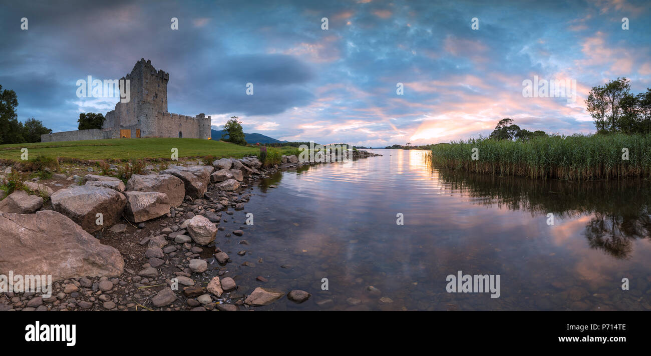 Panoramica del Castello di Ross, Parco Nazionale di Killarney, nella contea di Kerry, Munster, Repubblica di Irlanda, Europa Foto Stock