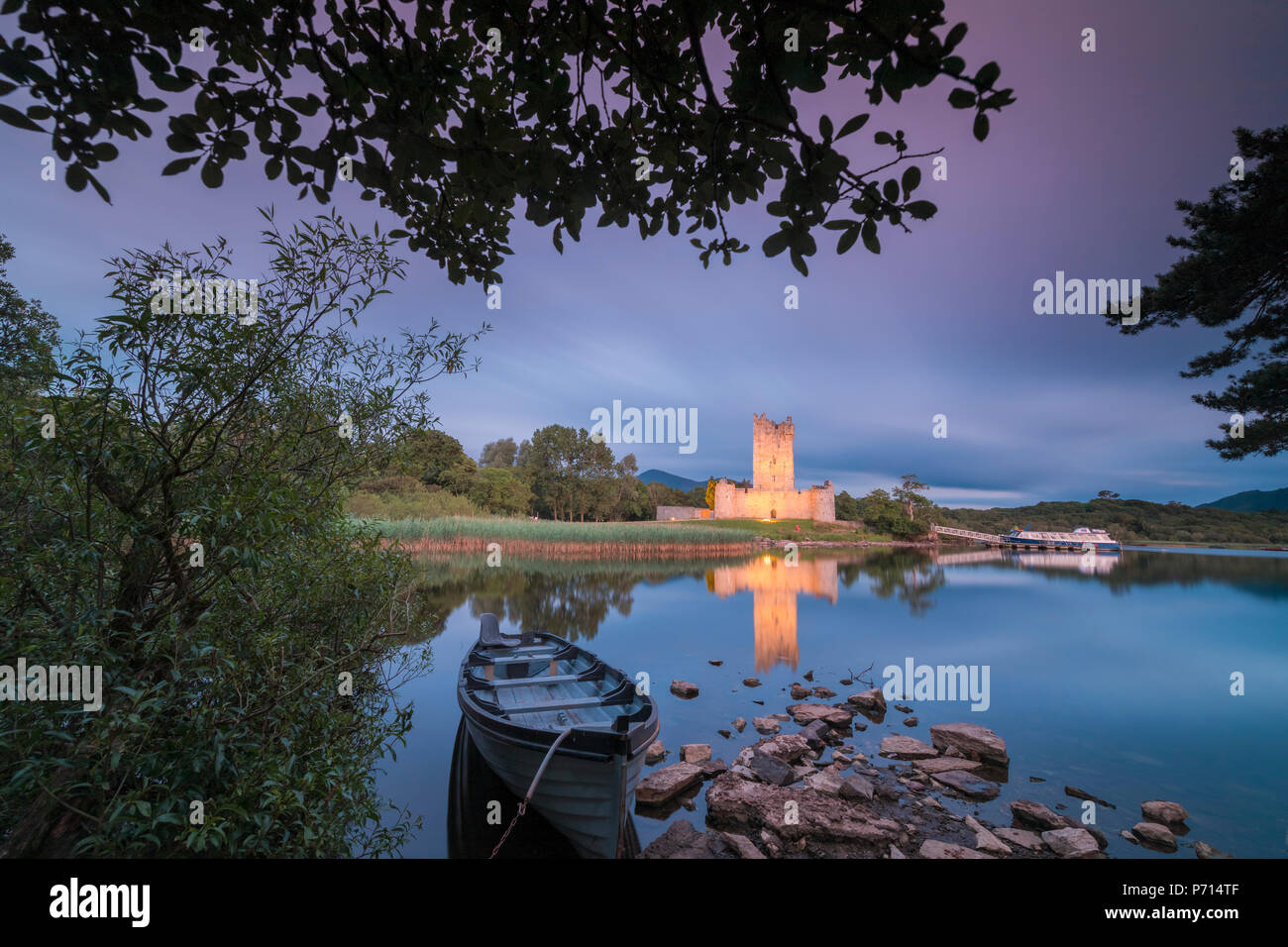 Panoramica del Castello di Ross, Parco Nazionale di Killarney, nella contea di Kerry, Munster, Repubblica di Irlanda, Europa Foto Stock