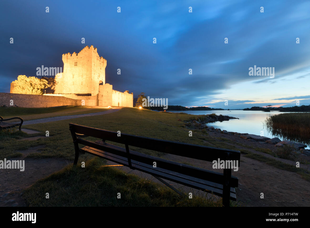 Panoramica del Castello di Ross al crepuscolo, Parco Nazionale di Killarney, nella contea di Kerry, Munster, Repubblica di Irlanda, Europa Foto Stock