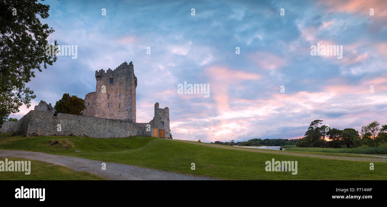 Panoramica del Castello di Ross, Parco Nazionale di Killarney, nella contea di Kerry, Munster, Repubblica di Irlanda, Europa Foto Stock