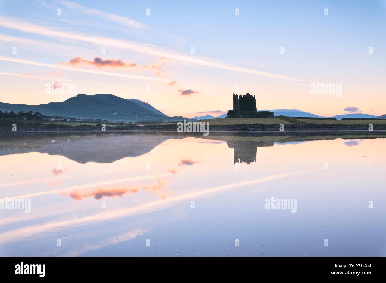 Ballycarbery Castello sul mare, Cahersiveen, nella contea di Kerry, Munster, Repubblica di Irlanda, Europa Foto Stock