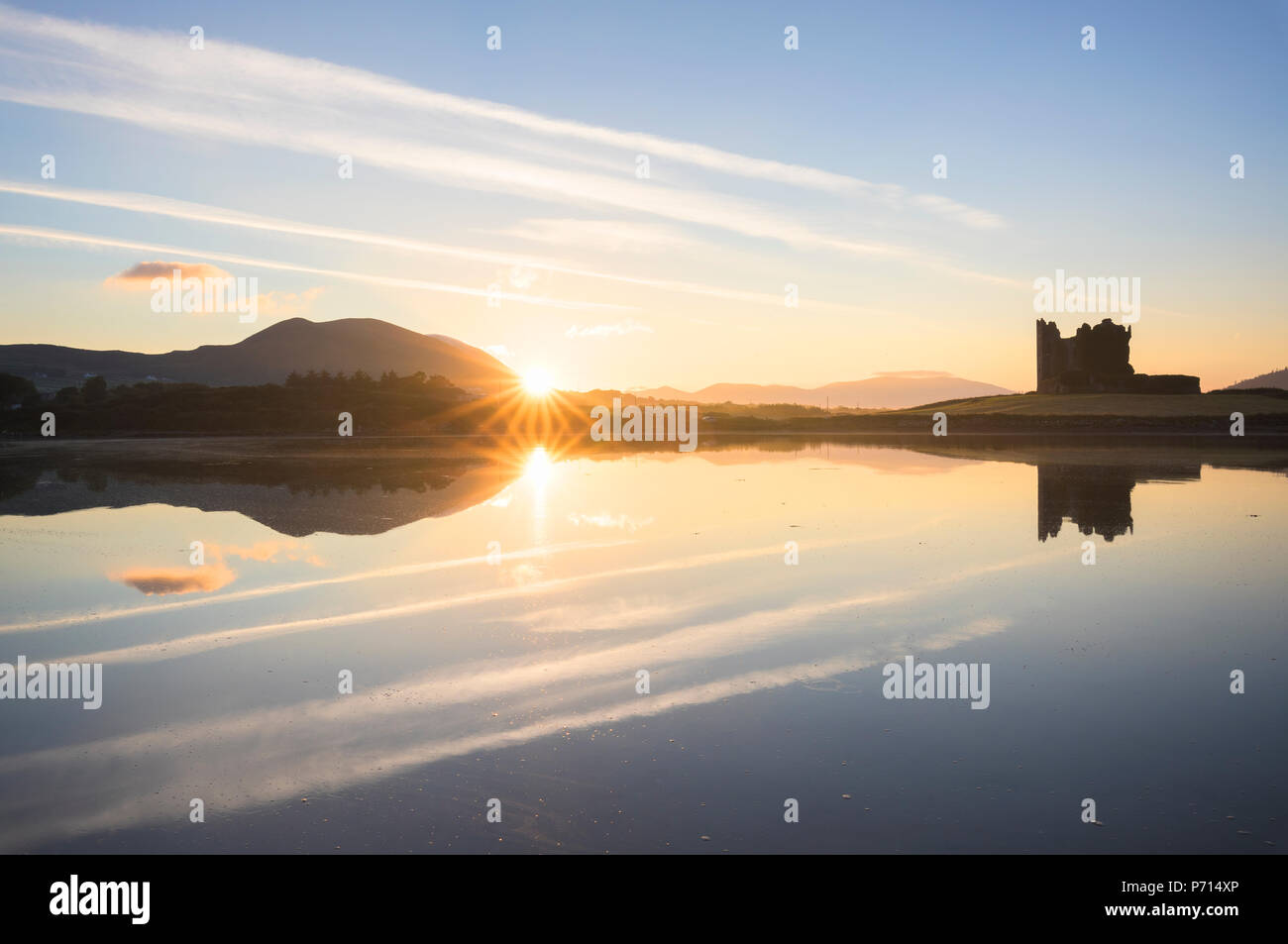 Ballycarbery Castello sul mare, Cahersiveen, nella contea di Kerry, Munster, Repubblica di Irlanda, Europa Foto Stock