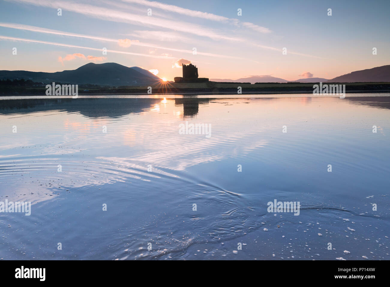 Ballycarbery Castello sul mare, Cahersiveen, nella contea di Kerry, Munster, Repubblica di Irlanda, Europa Foto Stock