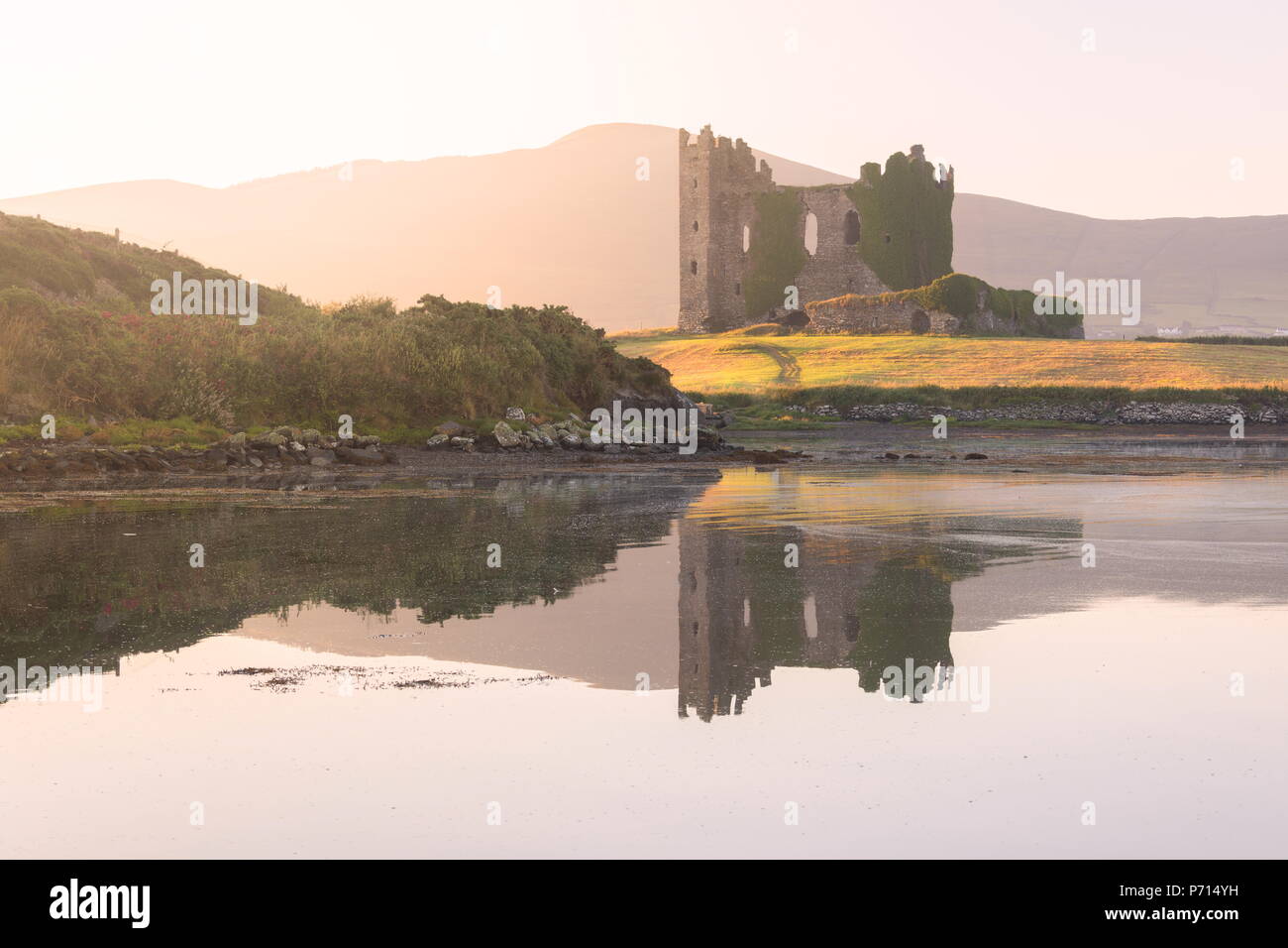 Ballycarbery Castle, Cahersiveen, nella contea di Kerry, Munster, Repubblica di Irlanda, Europa Foto Stock