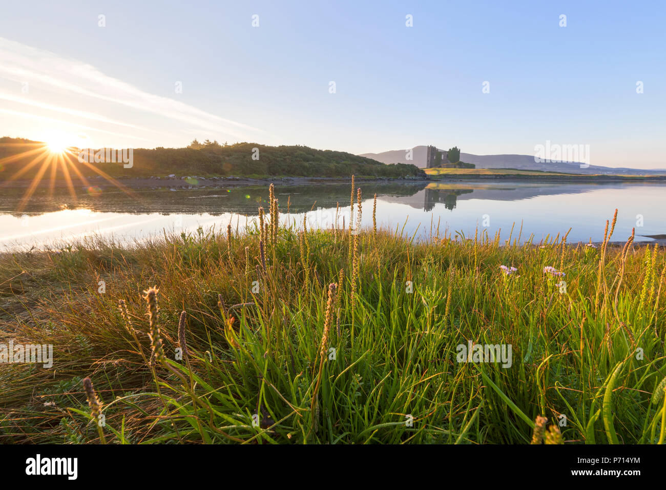 Sunburst sul Castello Ballycarbery, Cahersiveen, nella contea di Kerry, Munster, Repubblica di Irlanda, Europa Foto Stock