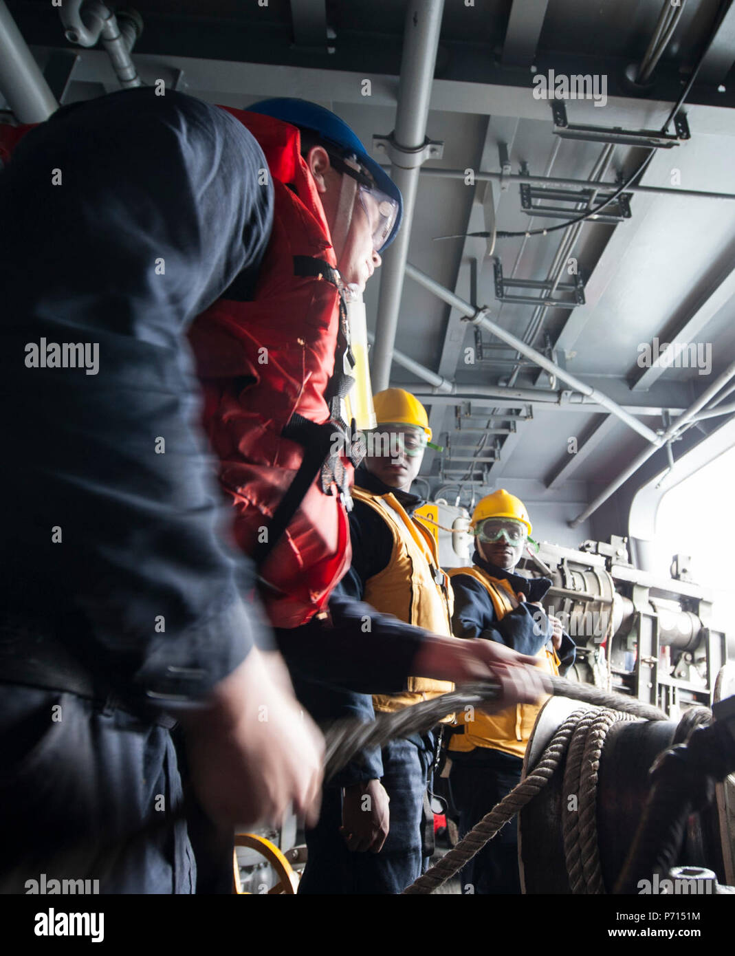 Oceano Pacifico (11 maggio 2017) marinaio Jesse Reum, nativo di Muncie, Indiana (sinistra) prende in linea a stazione di rifornimento di carburante numero sette a bordo dell'assalto anfibio nave USS America (LHA 6) durante un rifornimento in mare con la flotta di rifornimento USNS oliatore Henry J. Kaiser (T-AO 187). Più di 1.800 marinai e 2.600 marines assegnato all'America anfibio gruppo pronto (ARG) e il quindicesimo Marine Expeditionary Unit (MEU) stanno attualmente conducendo un composito unità di addestramento Esercizio (COMPTUEX) al largo della costa della California del Sud in preparazione per la ARG della distribuzione entro la fine di quest'anno. L'America un Foto Stock