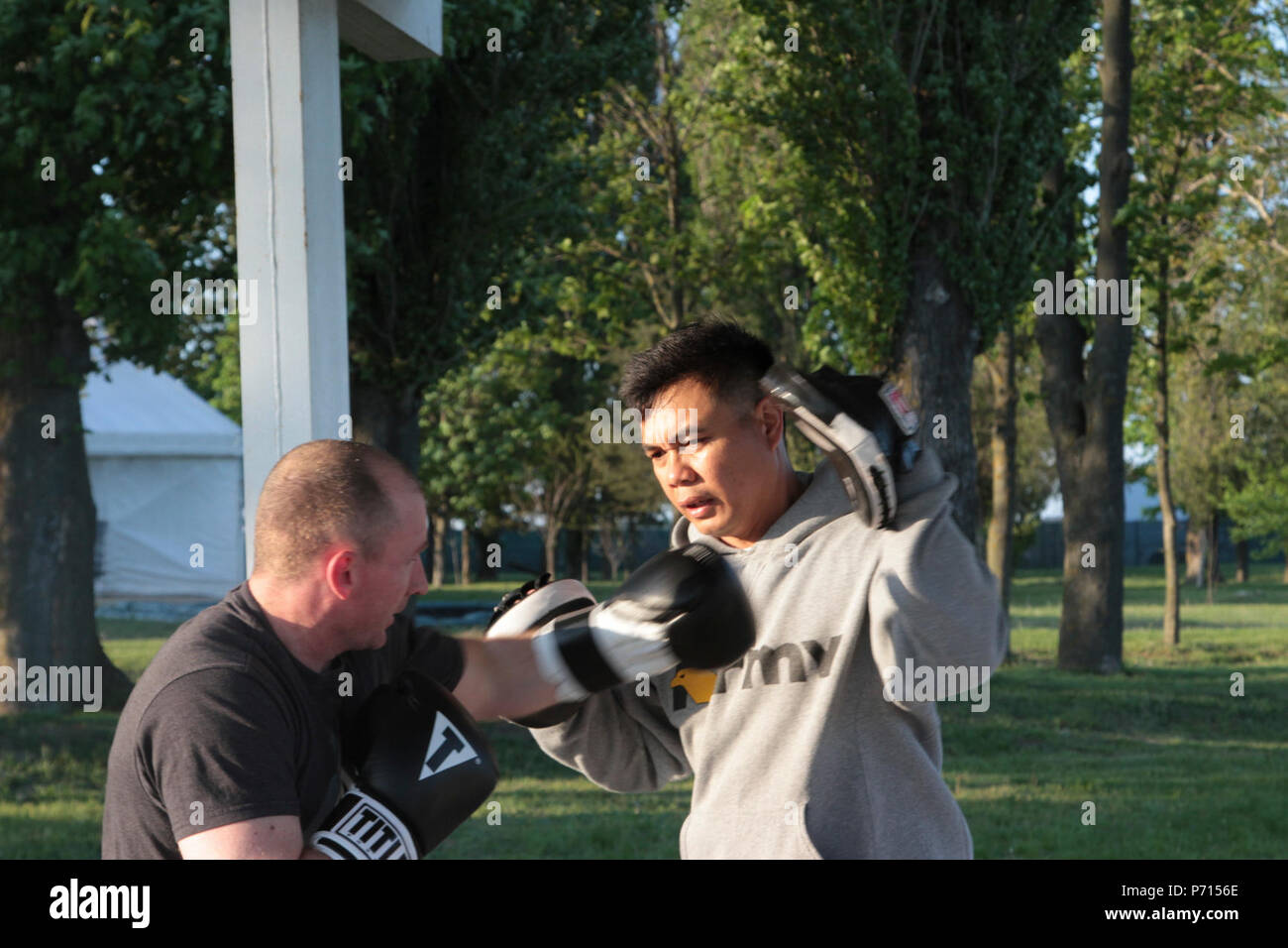Sgt. 1. Classe Joel Vallete, segnale capo sezione di sede Azienda, 1° Battaglione, 8° Reggimento di Fanteria, 3° Brigata corazzate contro la squadra, 4a divisione di fanteria, conduce la boxe mitt punte con uno dei suoi allievi il 11 maggio 2017 a Mihail Koglanicenau Air Base, Romania. Vallete, un esercito di tutti i pullman di inscatolamento, utilizza il pugilato come un modo costruttivo per trascorrere il tempo libero con i suoi compagni soldati mentre sulla distribuzione in Romania nonché la condivisione di una passione con gli altri. Foto Stock