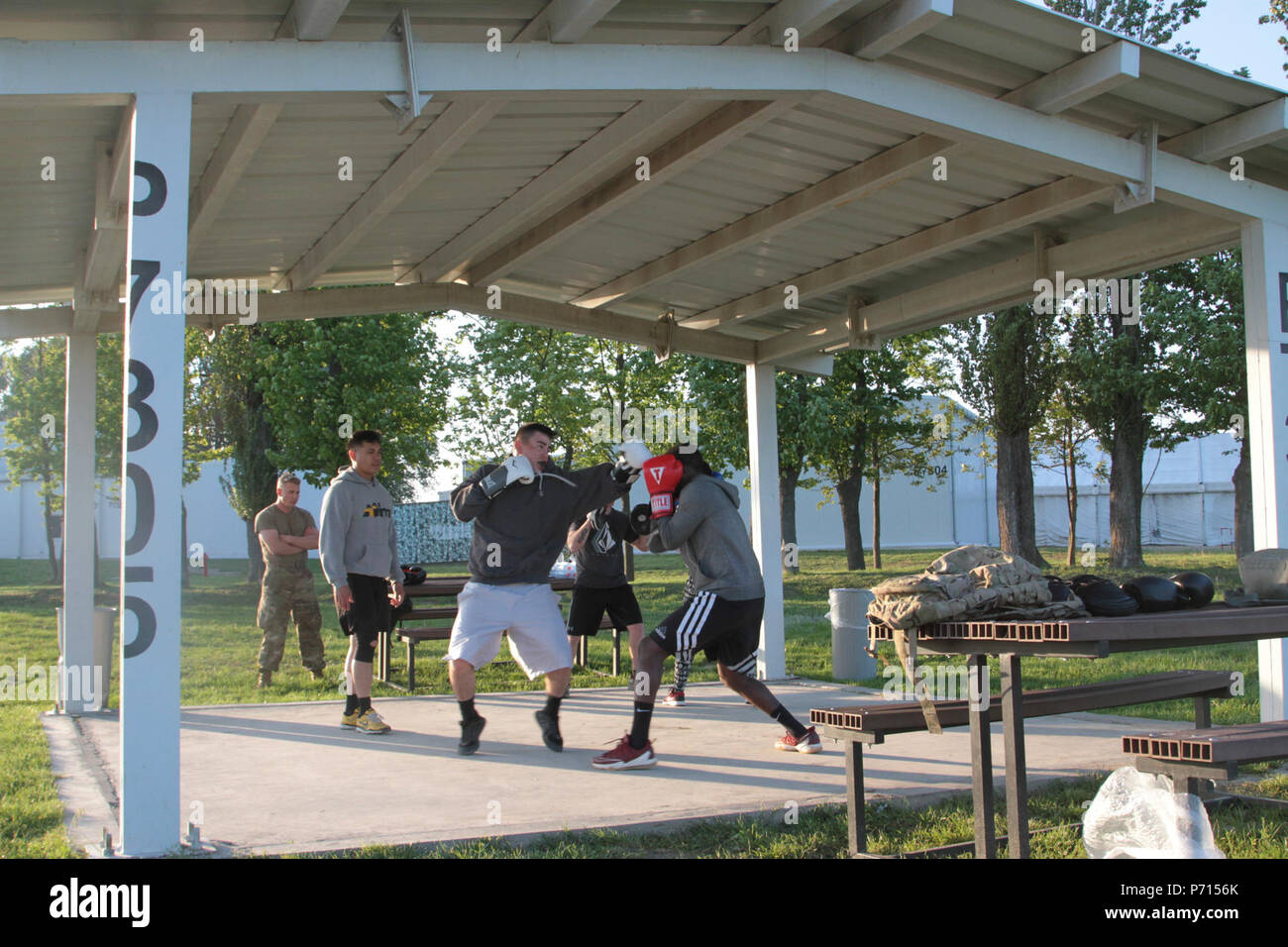 Sgt. 1. Classe Joel Vallete, segnale capo sezione di sede Azienda, 1° Battaglione, 8° Reggimento di Fanteria, 3° Brigata corazzate contro la squadra, 4a divisione di fanteria, supervisiona una formazione bout tra due dei suoi studenti su 11 Maggio 2017 a Mihail Koglanicenau Air Base, Romania. Egli insegna circa uno sport è molto appassionata e si mostra nel suo studenti. Ognuno dona loro tutti quando è il momento di treno, la creazione di un ambiente di cameratismo fra tutti i pugili sulla base. Foto Stock