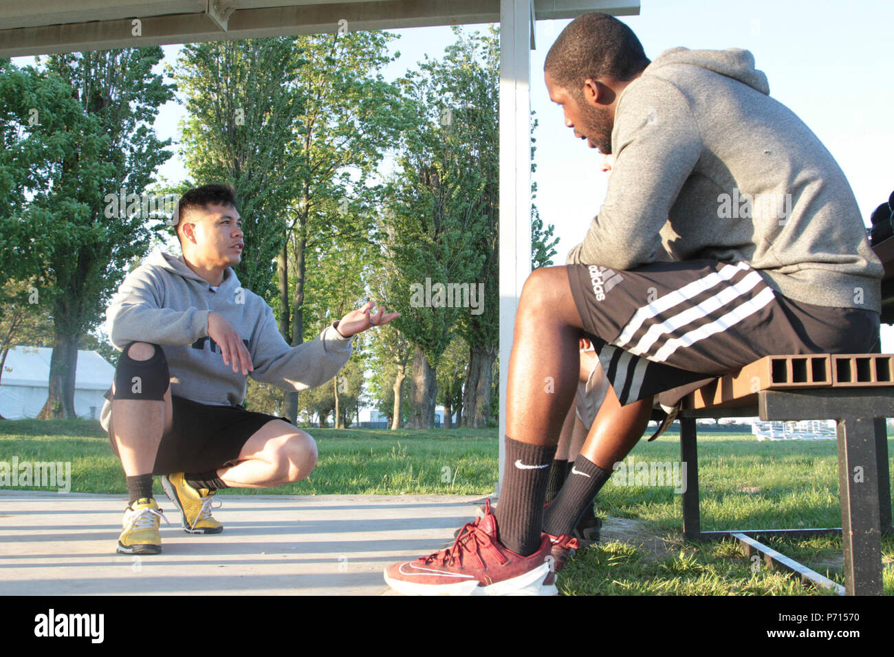 Sgt. 1. Classe Joel Vallete, segnale capo sezione di sede Azienda, 1° Battaglione, 8° Reggimento di Fanteria, 3° Brigata corazzate contro la squadra, 4a divisione di fanteria, dà alcuni suggerimenti su come un boxer dovrebbero sentire nell'anello su 11 Maggio 2017 a Mihail Koglanicenau Air Base, Romania. Con la sua esperienza e amore per il pugilato, Vallete, un esercito di tutti i pullman di inscatolamento, è in grado di dare una visione costruttiva dei suoi partecipanti spettacoli e consentire loro di riconoscere ciò che hanno bisogno di lavorare. Foto Stock