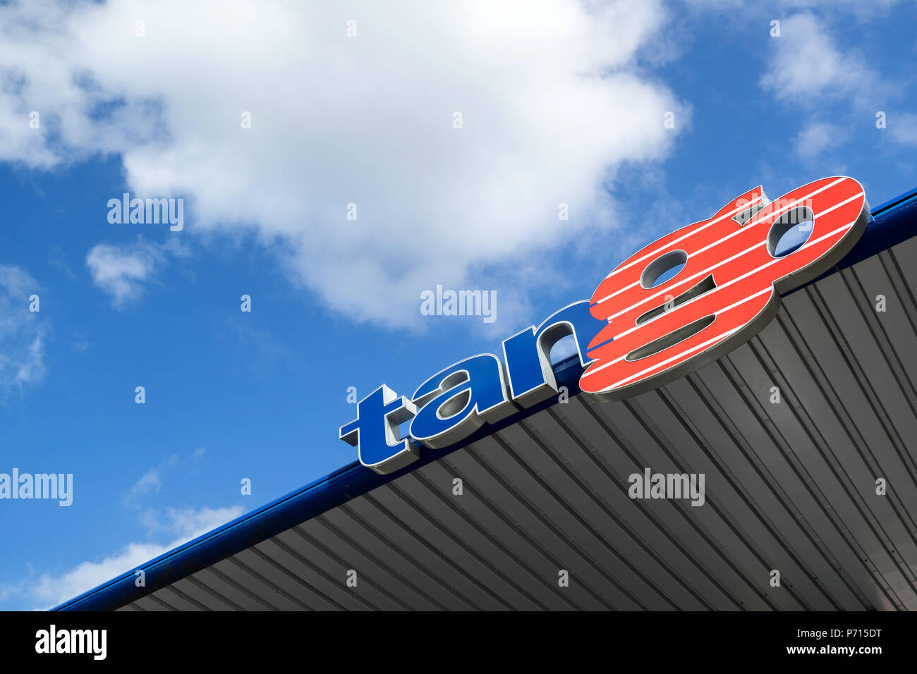 Segno di tango a gas station. tango gestisce una rete di automatica delle stazioni non presidiate nei Paesi Bassi ed è di proprietà di Kuwait Petroleum. Foto Stock