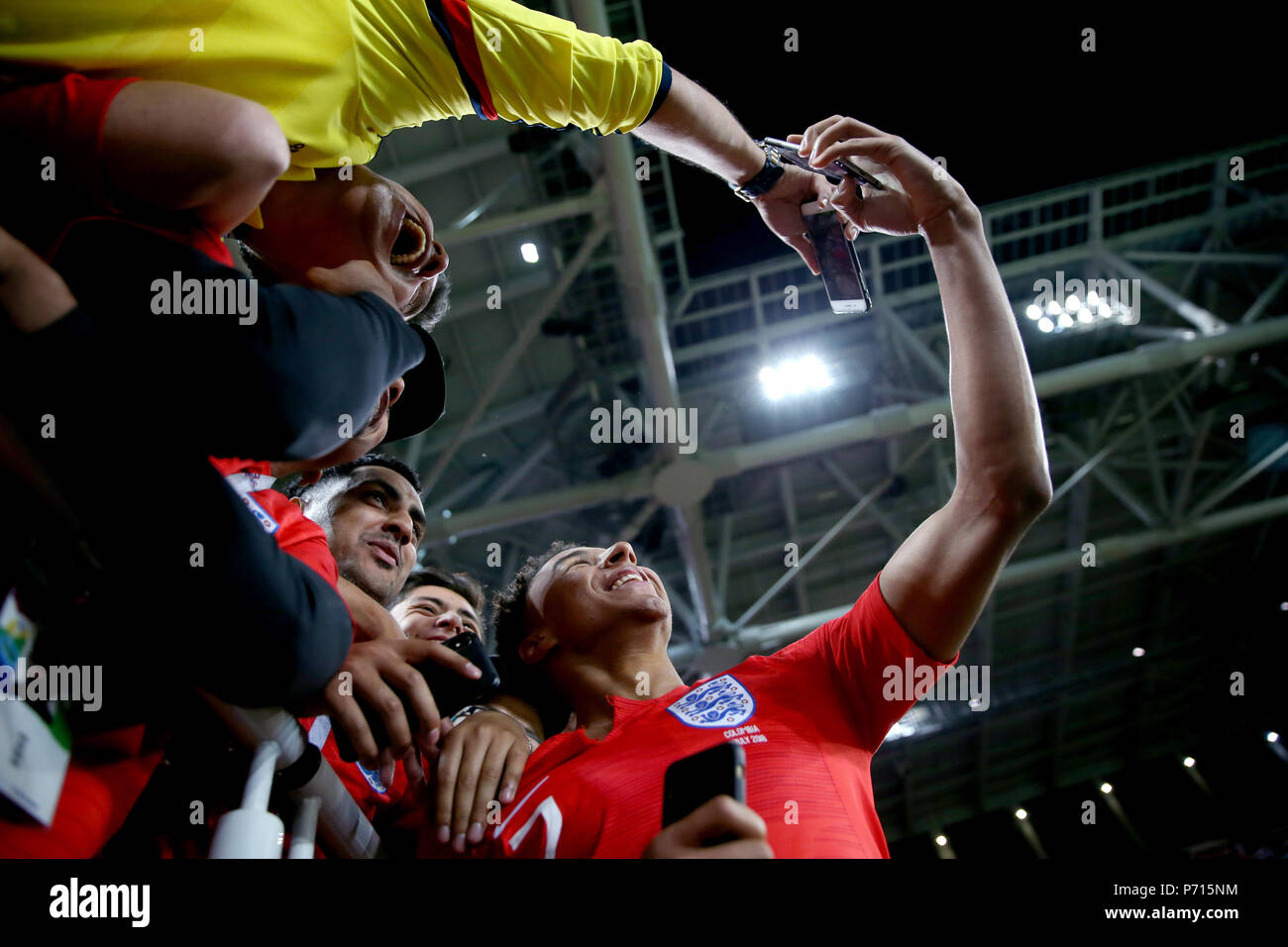 L'Inghilterra del Jesse Lingard prende un selfie con ventole dopo aver vinto la Coppa del Mondo FIFA 2018, round del 16 corrisponde all'Spartak Stadium di Mosca. Foto Stock