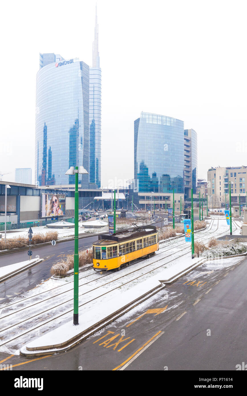 Tradizionale il transito del tram di fronte skyscapers di Porta Garibaldi, Milano, Lombardia, Italia settentrionale, Italia, Europa Foto Stock