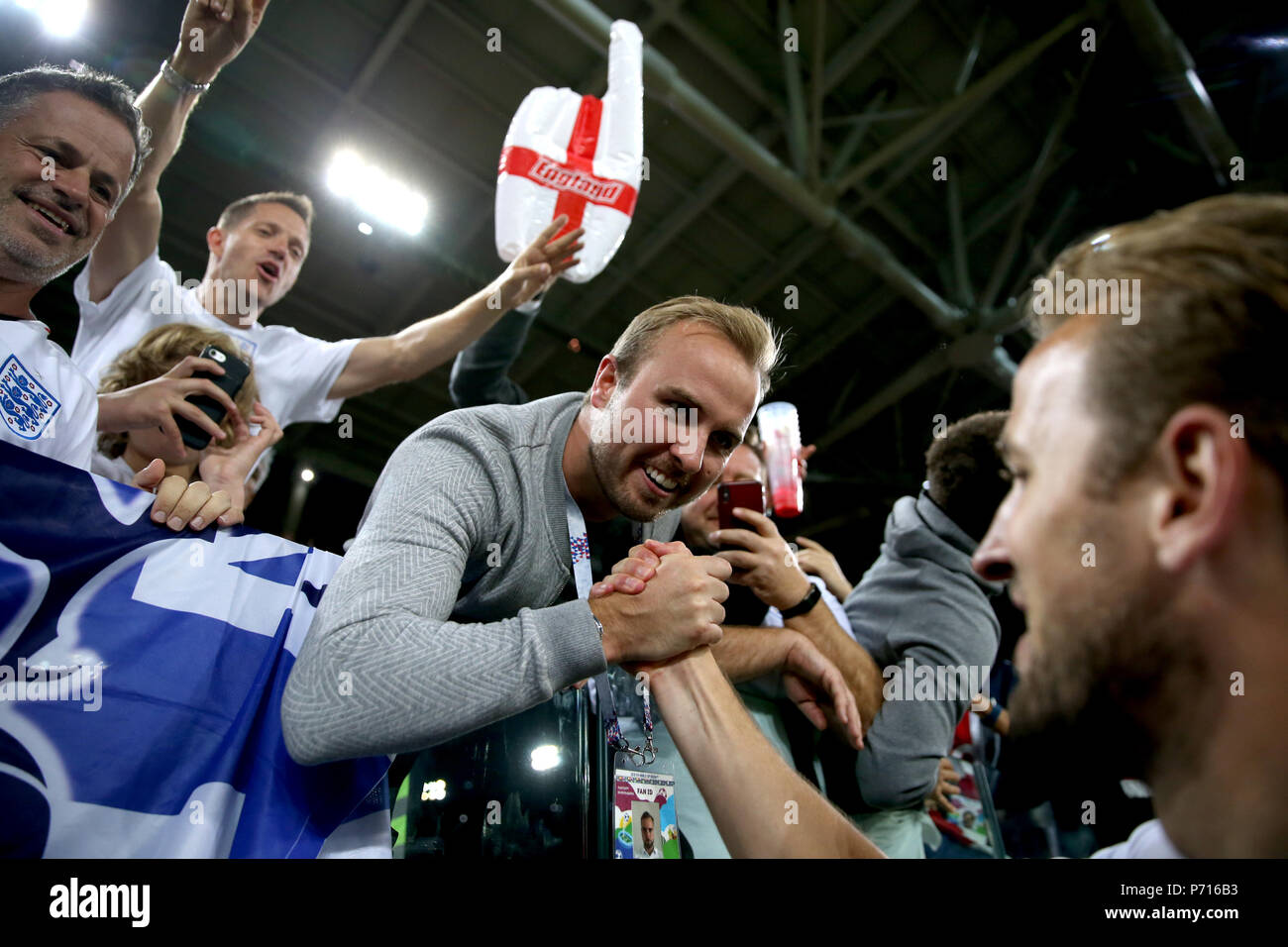 Inghilterra Harry Kane celebra con il suo fratello Charlie Kane dopo aver vinto la Coppa del Mondo FIFA 2018, round del 16 corrisponde all'Spartak Stadium di Mosca. Foto Stock