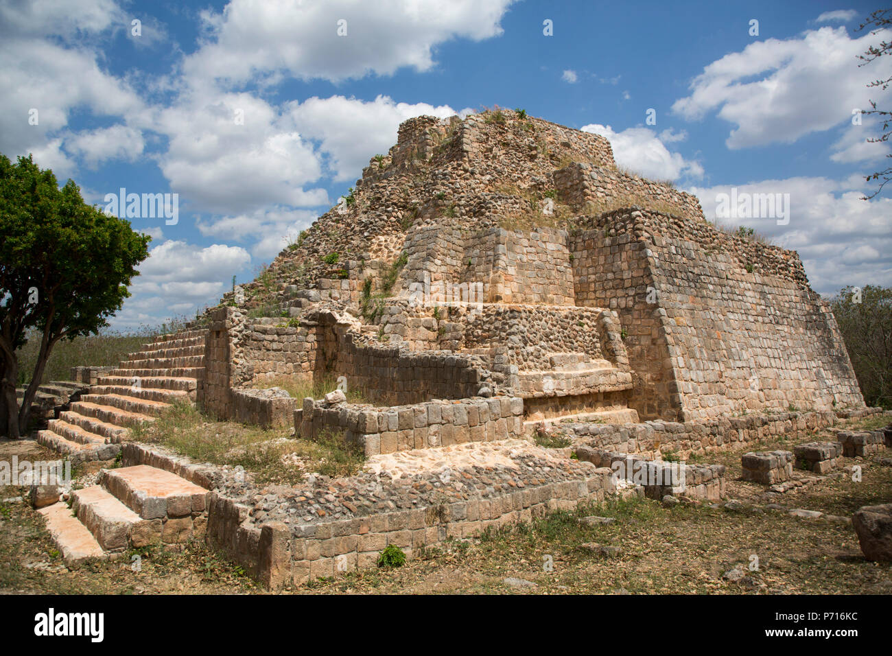 Rovine maya, struttura CA-4, Oxkintok zona archeologica, 300 a 1050 Annuncio, Yucatan, Messico, America del Nord Foto Stock