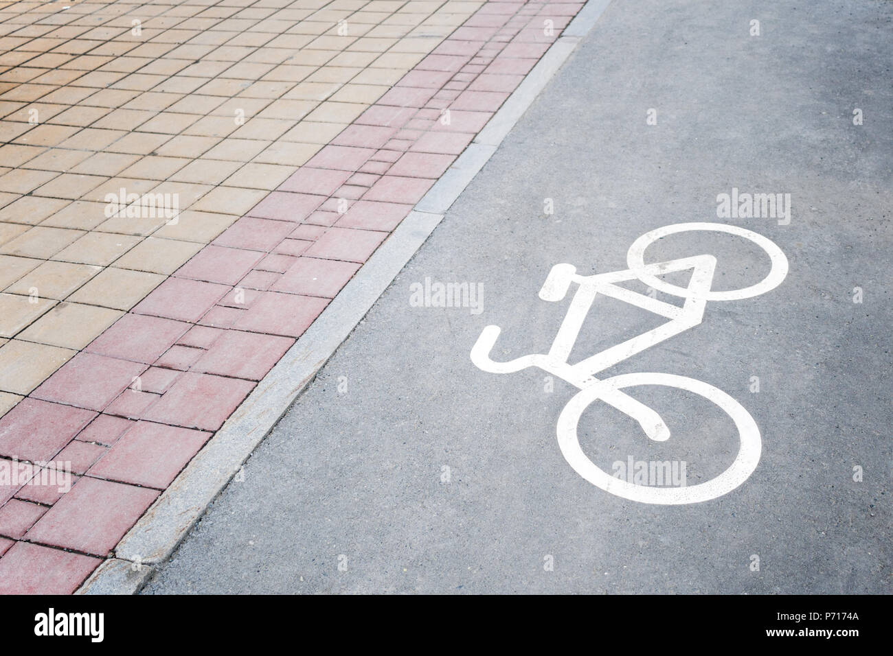 Parte del marciapiede pavimentato e percorsi in bici con l immagine della bicicletta. Foto Stock