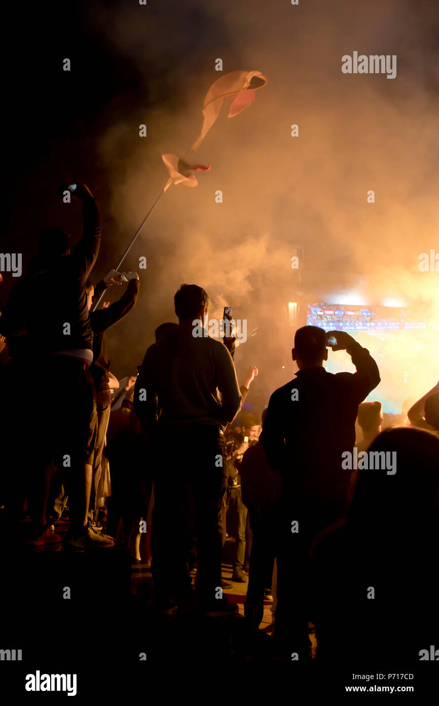 A Belgrado, in Serbia - Giugno 27, 2018: folla di giovani appassionati di calcio guardando la partita Serbia vs Brasil in Coppa del Mondo 2018 sul pubblico enorme schermo nel Foto Stock