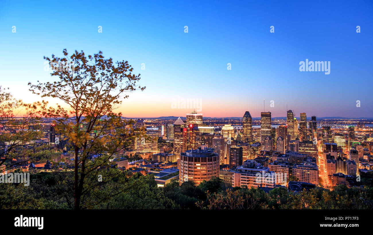 Montreal, Canada - 21 maggio 2018. Montreal sunrise vista dal Belvedere con estate foglie colorate. Il bellissimo panorama di Montreal Downtown skyline. Foto Stock