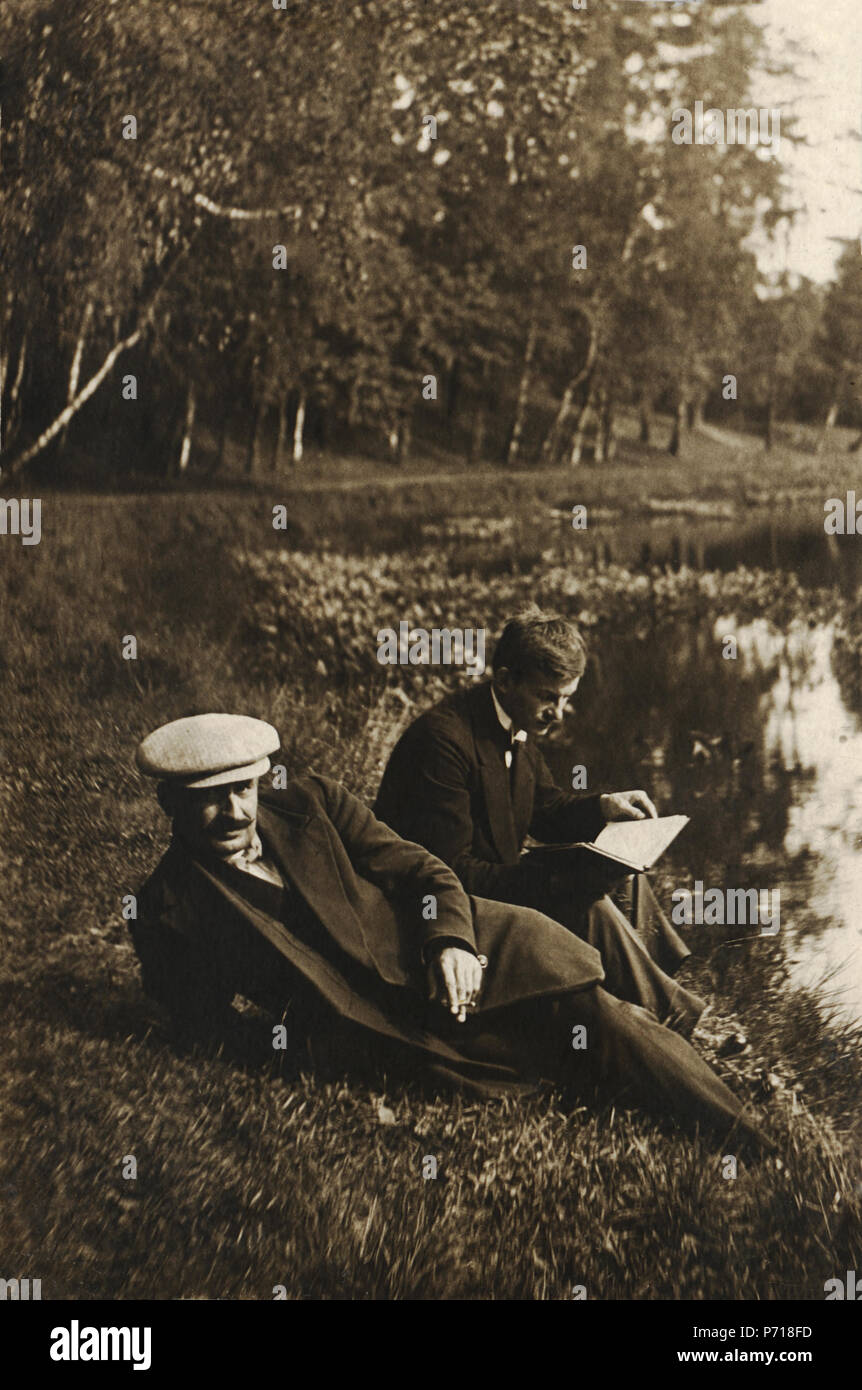 Fotografia vintage. Due uomini resto sulla riva di un piccolo lago vicino al boschetto di betulle, Russia 1914 Foto Stock