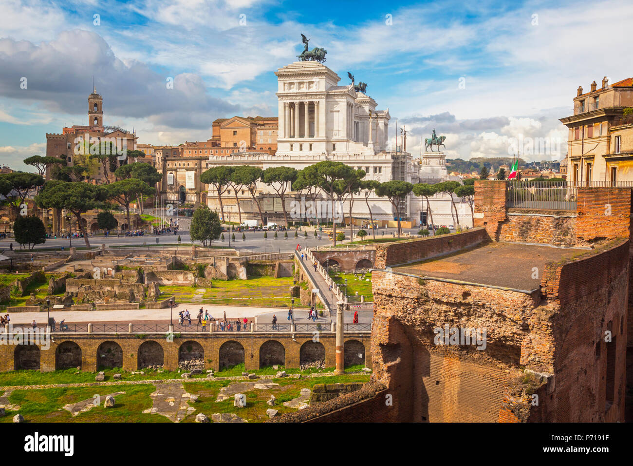 Roma, Italia. Monumento a Vittorio Emanuele II, noto anche come il Vittoriano, visto dal Foro di Traiano. Il centro storico di Roma è un patrimonio mondiale Foto Stock