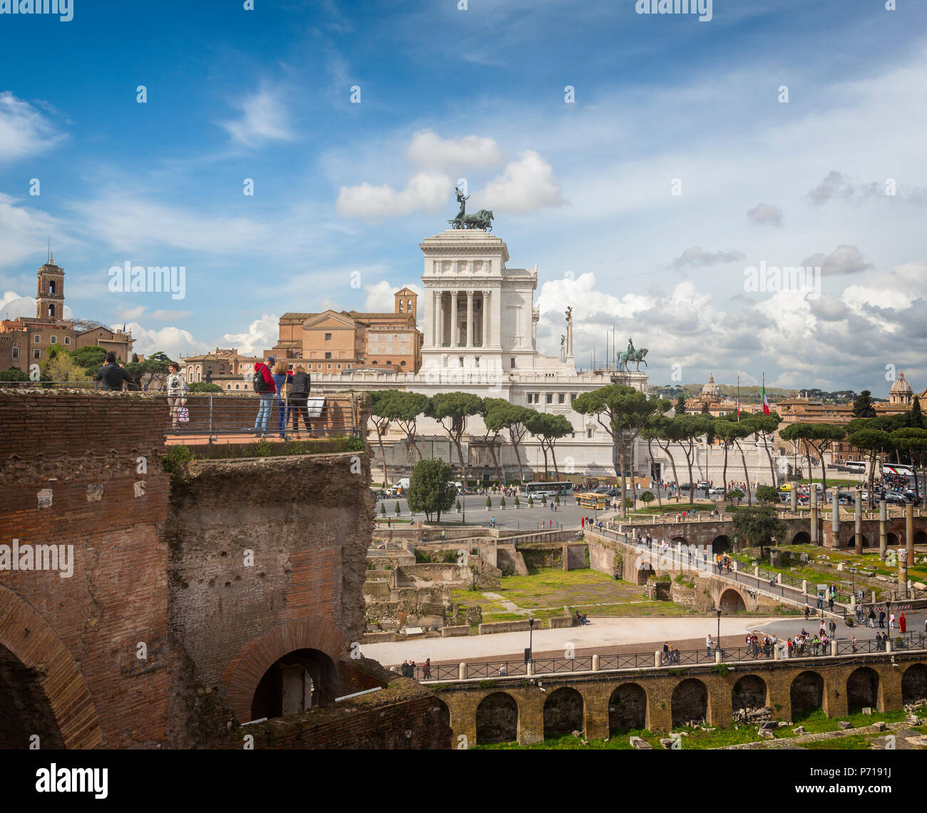 Roma, Italia. Monumento a Vittorio Emanuele II, noto anche come il Vittoriano, visto dal Foro di Traiano. Il centro storico di Roma è un patrimonio mondiale Foto Stock
