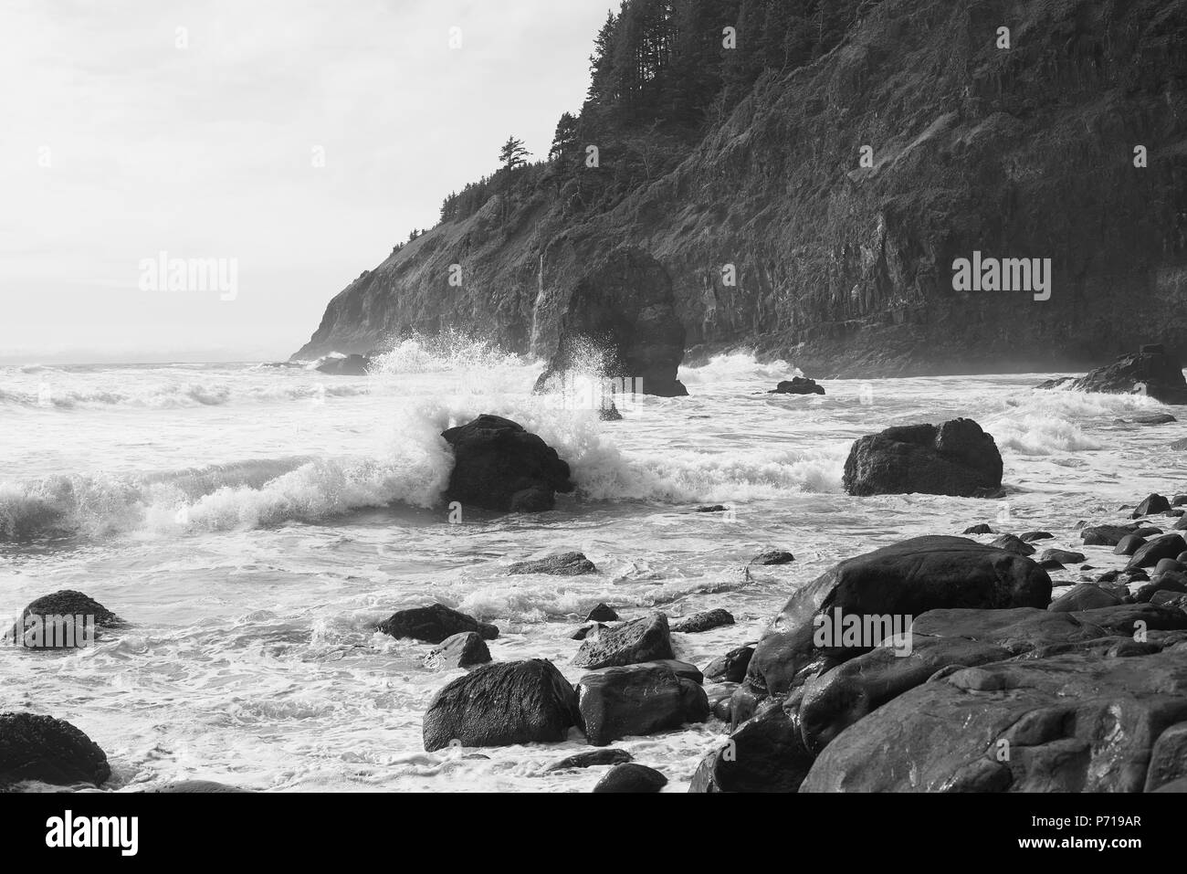 Le onde che si infrangono in bianco e nero, Cape Meares, Tillamook County, Oregon Foto Stock