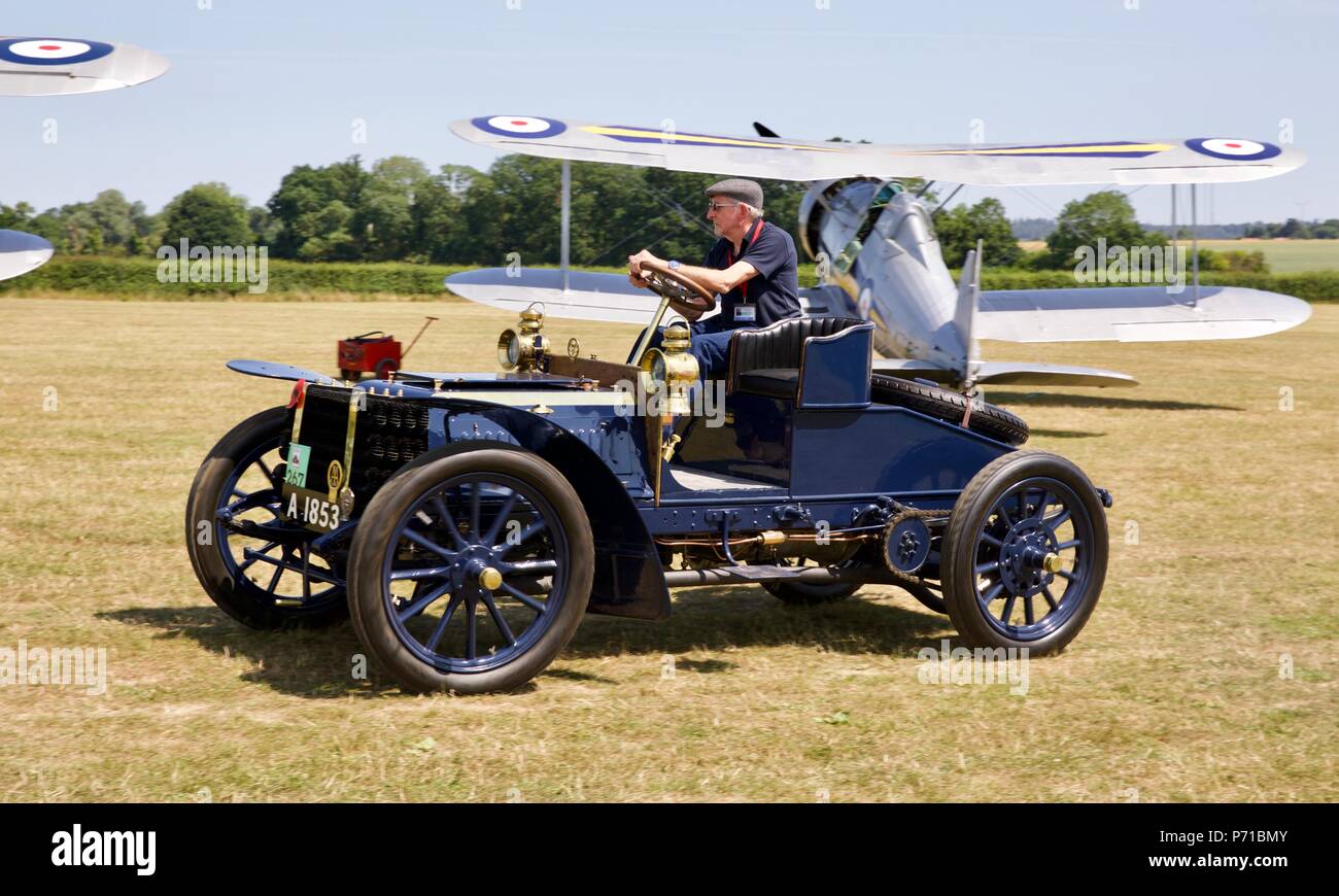 1903 De Dietrich tipo SM con un 1938 Gloster Gladiator in background di Old Warden Aerodrome Foto Stock