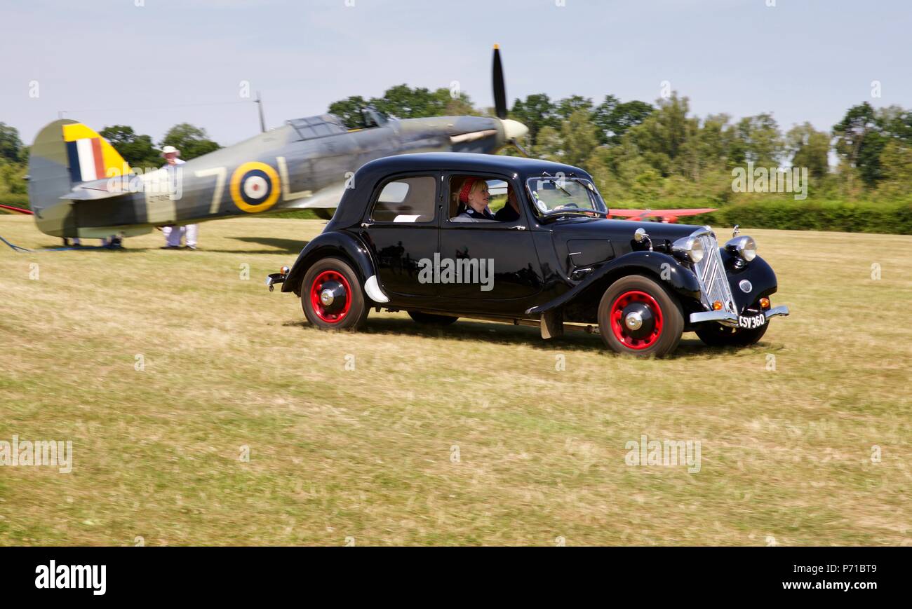 Citroen Avant trazione 7C con un 1941 Mare Hawker Hurricane in background Foto Stock