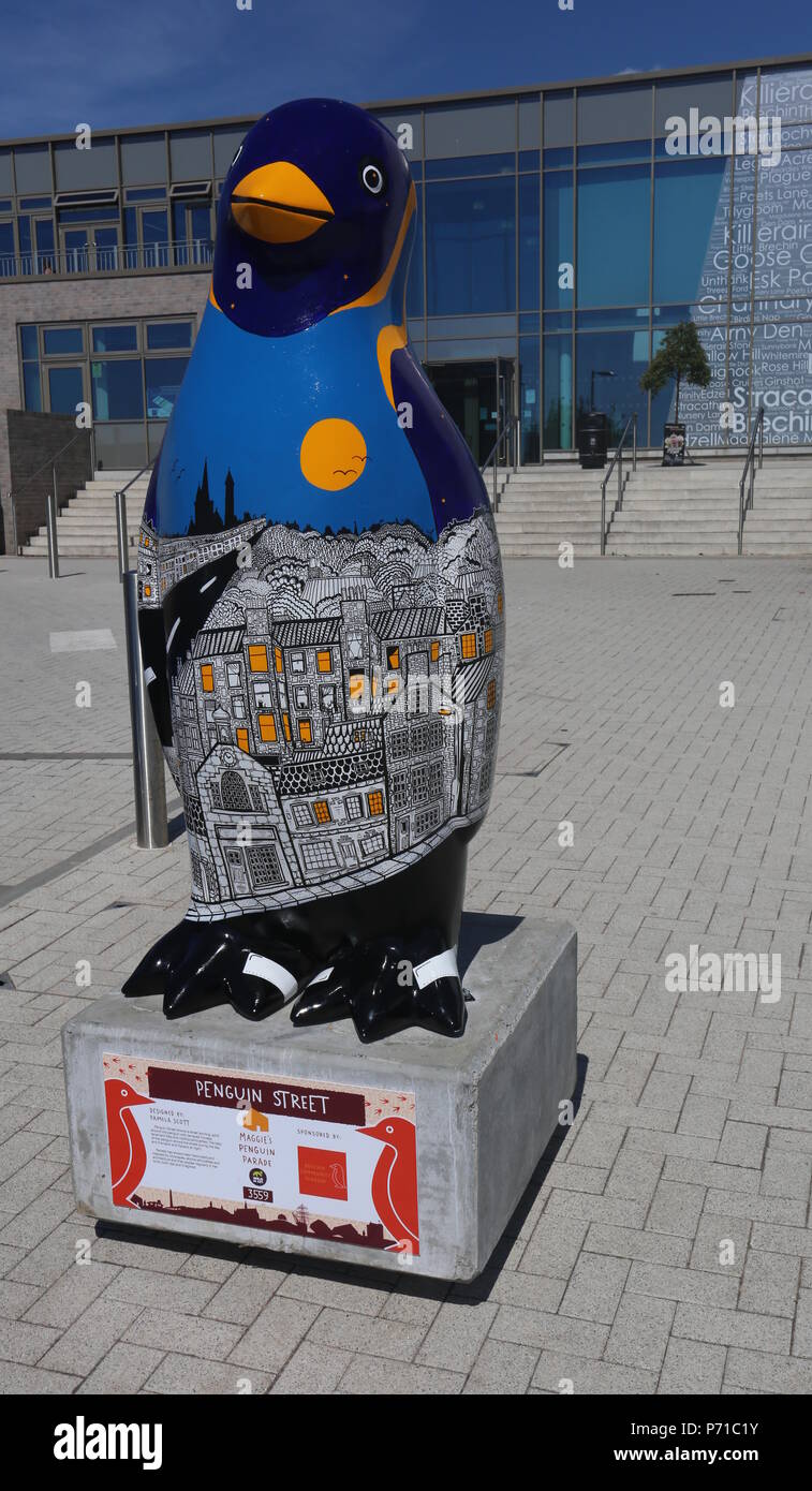 Penguin Street da Pamela Scott parte di Maggies Penguin Parade Brechin Scozia Luglio 2018 Foto Stock