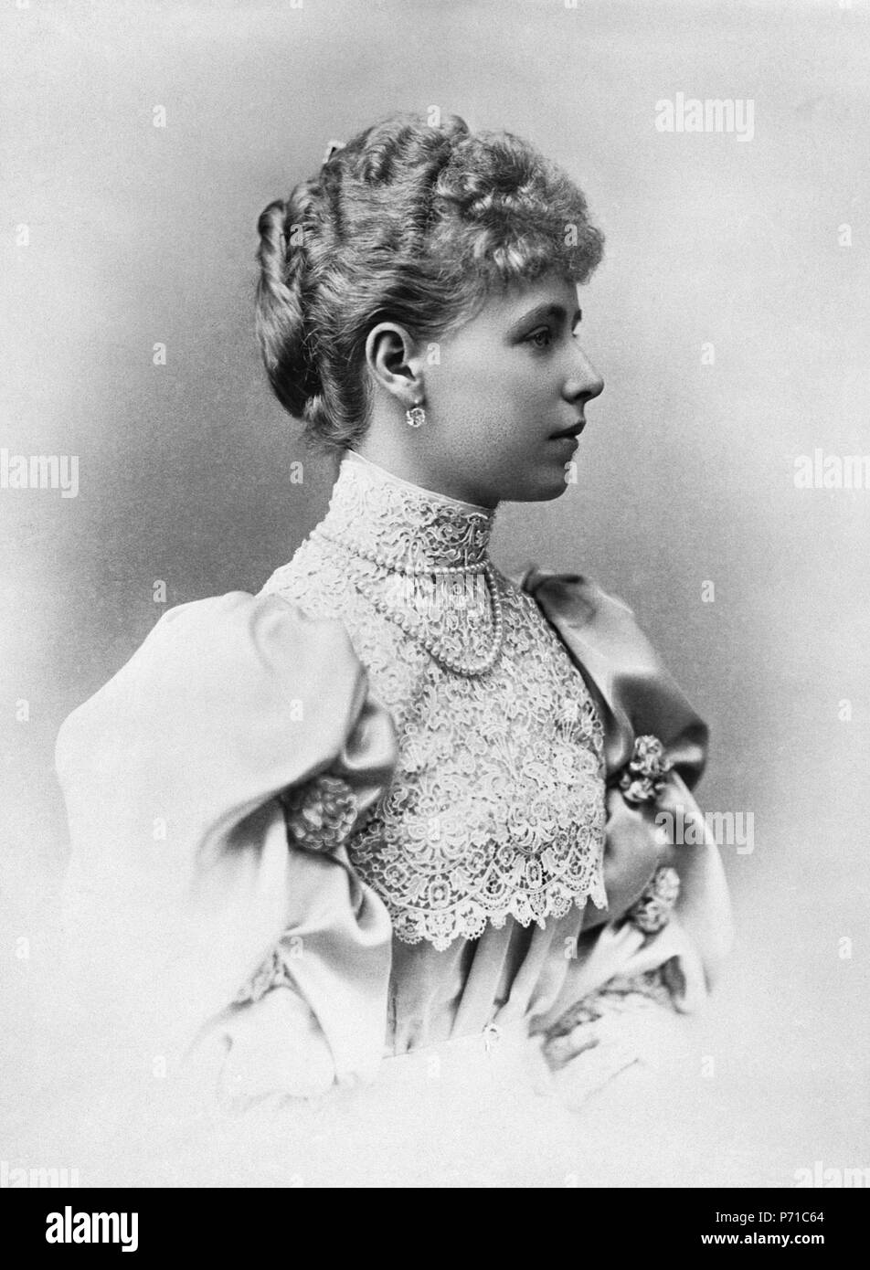 Inglese: la testa e le spalle della principessa Marie, corpo diritto 3/4, capo quasi profilo destro. Abito con colletto alto, perle. Vignetta. Settembre 1893 54 Marie della Romania 1893 Foto Stock