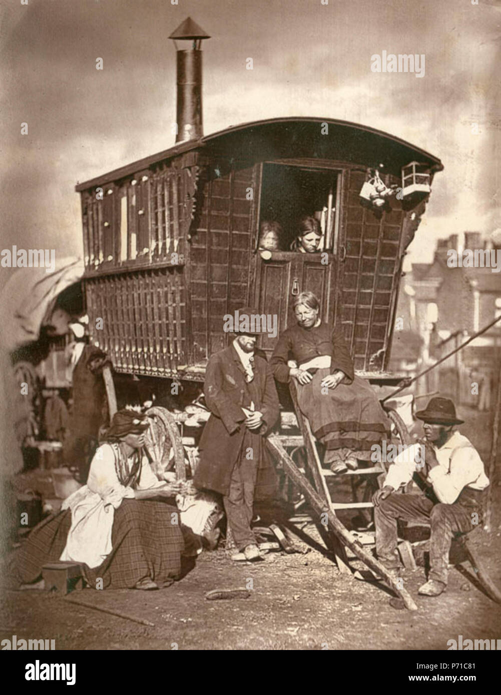 Inglese: da "vita di strada di Londra', 1877 da John Thompson e Adolphe Smith della classe di Nomades con cui mi propongo di trattare rende alcuni show di industria. Queste persone partecipano a fiere, mercati e falco economici ornamenti o utile mercanzia da porta a porta. In alcune stagioni questa classe "opere" regolari reparti, o le sezioni della città e delle periferie. In altre stagioni i suoi membri migrare verso le province, ad impegnarsi nella raccolta, hop-picking o per partecipare a fiere, dove essi figura come proprietari di "Puff e freccette','Spin 'em rounds " e altri giochi…. La fotografia di accompagnamento, presa su un pezzo di vacante l Foto Stock