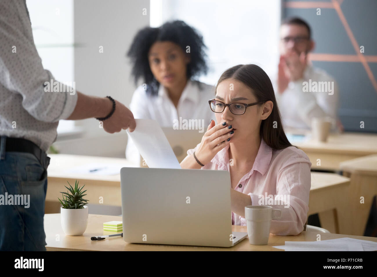 Sconvolto lavoratore di sesso femminile che ottenere la lettera di licenziamento da boss Foto Stock