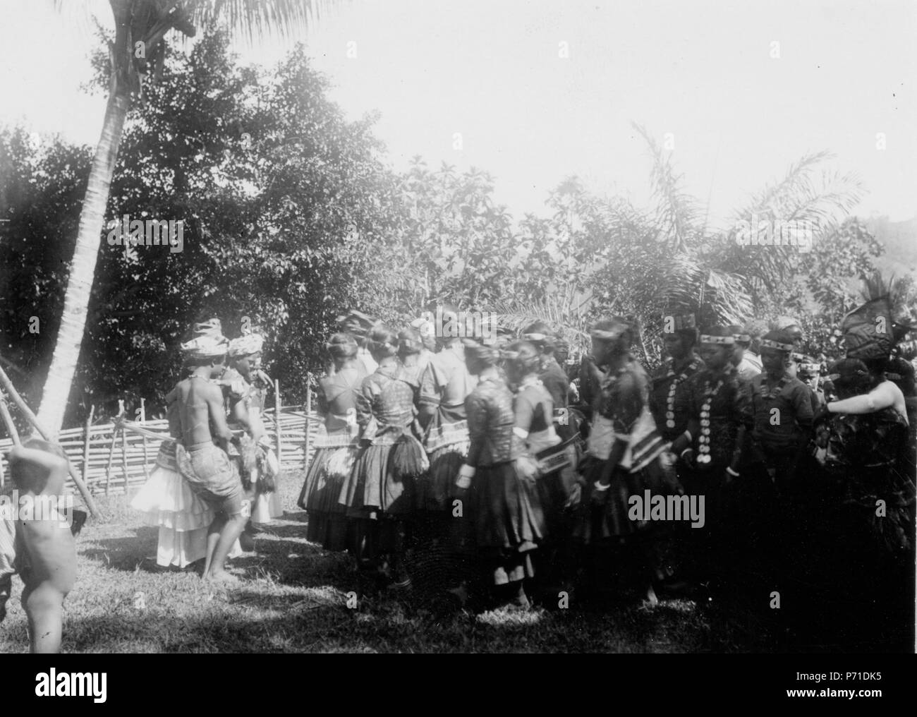 31 Infödingsdans, s.k. moraego, vid pasanggrahan, Kollawi. Efter foto av W. Kaudern, aug. 1918 - SMVK - 010736c Foto Stock