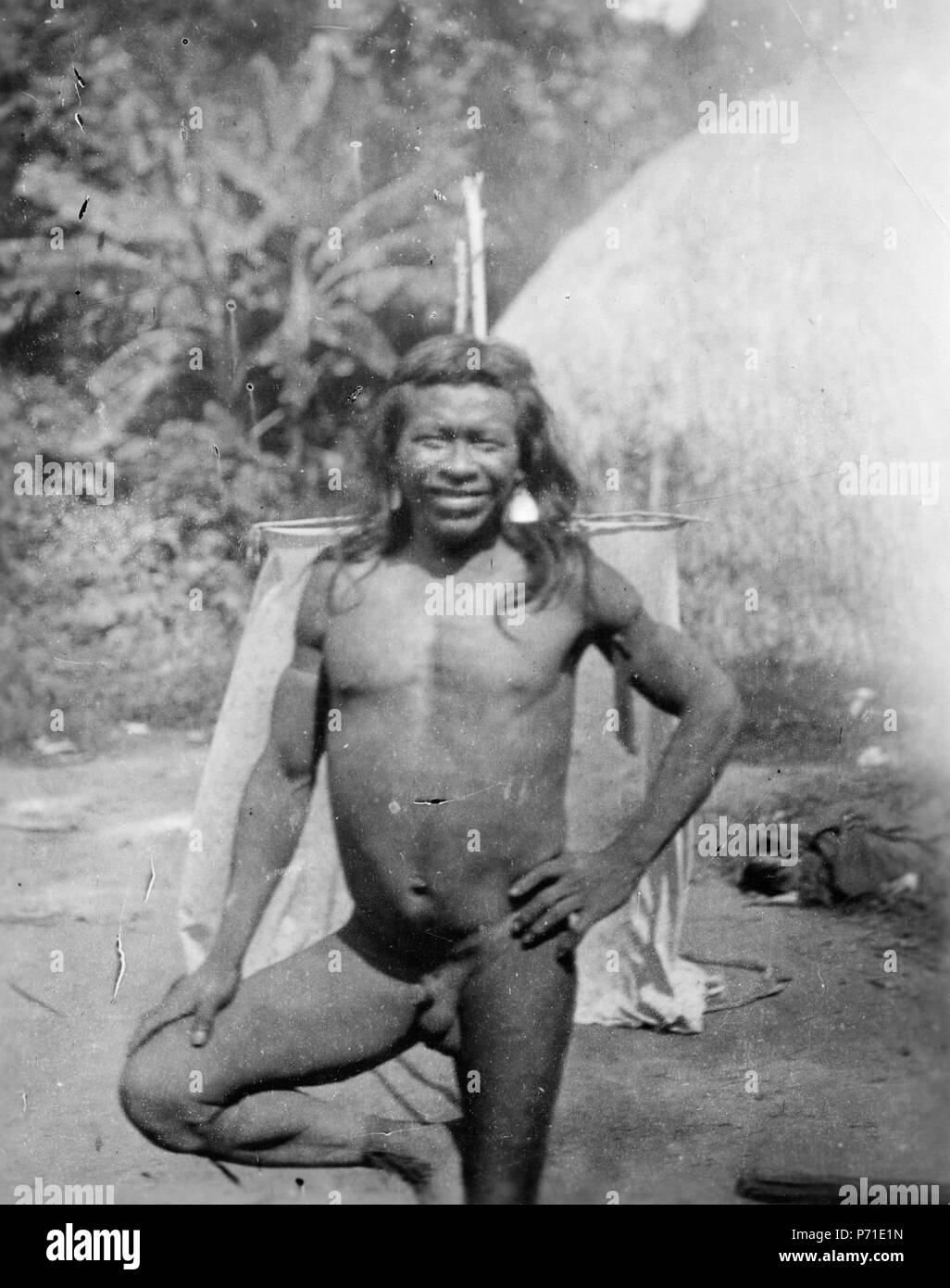 141 Huariindian som står på ett ben. Vanlig . vilställning hos dessa indianer. Se - SMVK - 005610 Foto Stock