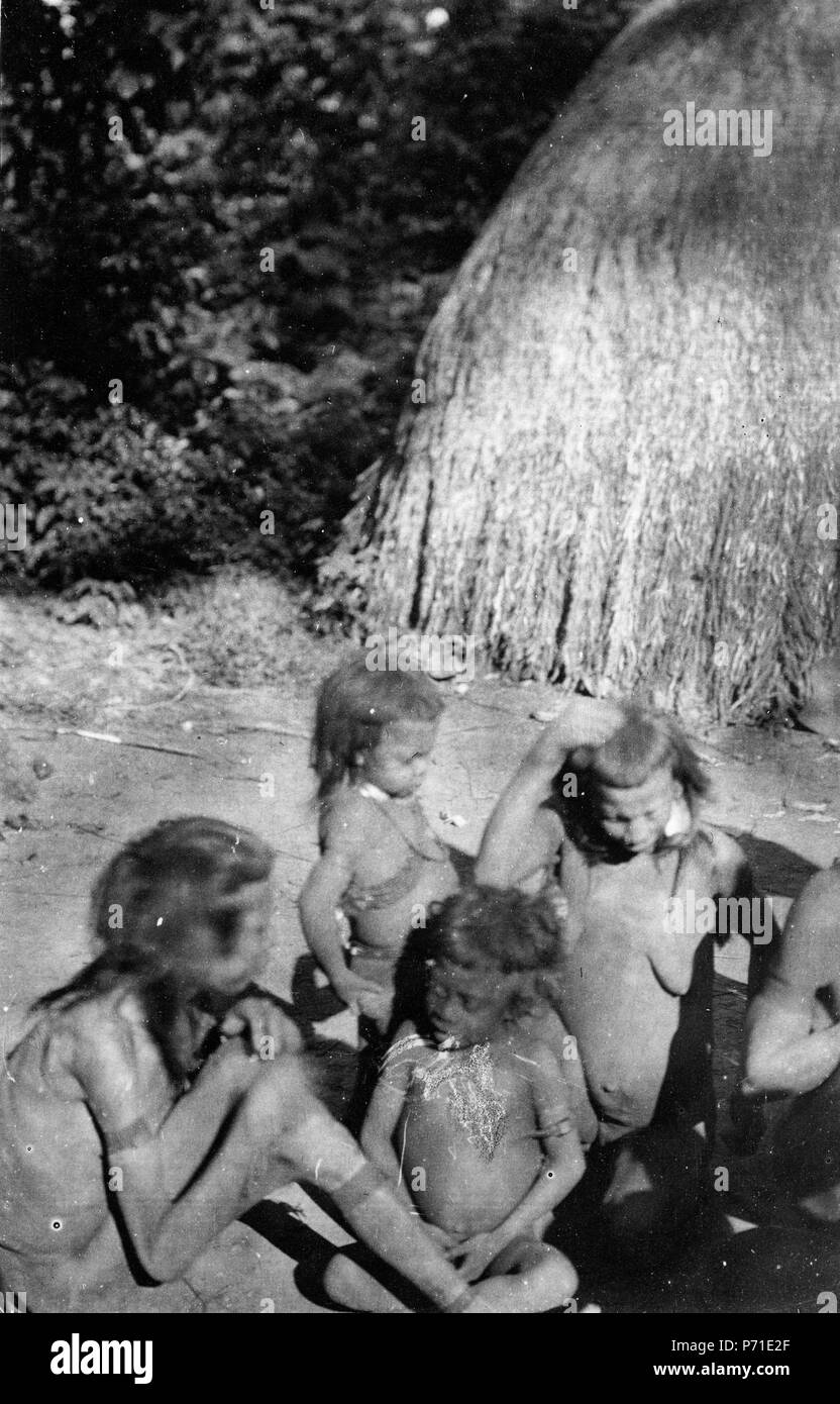 Svenska: Grupp av kvinnor och barn. Huari. Rio Curumbiara; Brasilien. Spedizione fino a Bolivia (1913-1914). Inglese: Aikanã (Q2222837). Lo svedese della spedizione in Bolivia (1913-1914). Dal 1913 fino al 1914 134 Grupp av kvinnor och barn. Rio Curumbiara. Brasilien - SMVK - 005622 Foto Stock