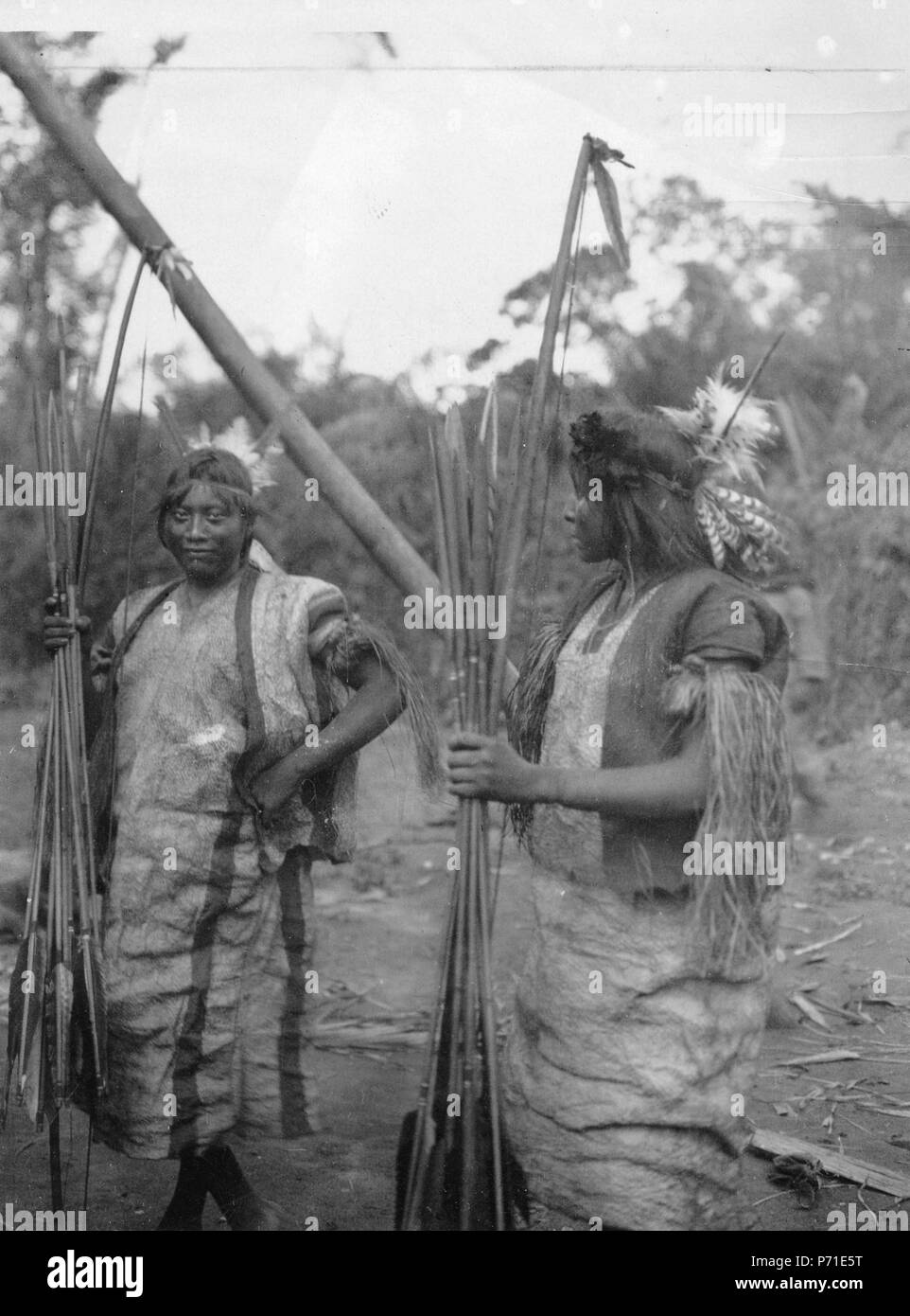 223 Två indianer med vapen. Rio San Miguel, Guaporé. Brasilien - SMVK - 005731 Foto Stock